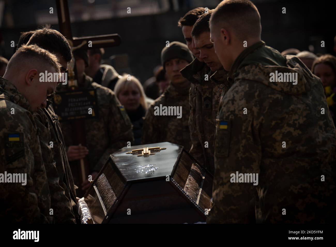 Un membro dell'esercito ucraino che morì a seguito del bombardamento del Centro Internazionale per il mantenimento della pace e la sicurezza è sepolto nel cimitero di Lychakiv a Lviv, in Ucraina, il 15 marzo 2022. (Foto di Jordan Stern/NurPhoto) Foto Stock