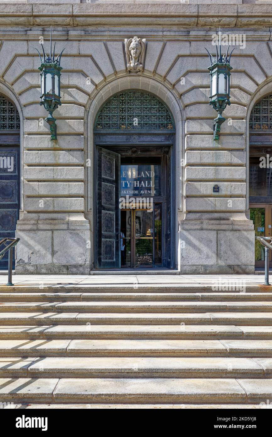 Il municipio di Cleveland, 601 Lakeside Avenue e, è il gemello visivo del tribunale della contea di Cuyahoga, situato a due isolati a est. Foto Stock