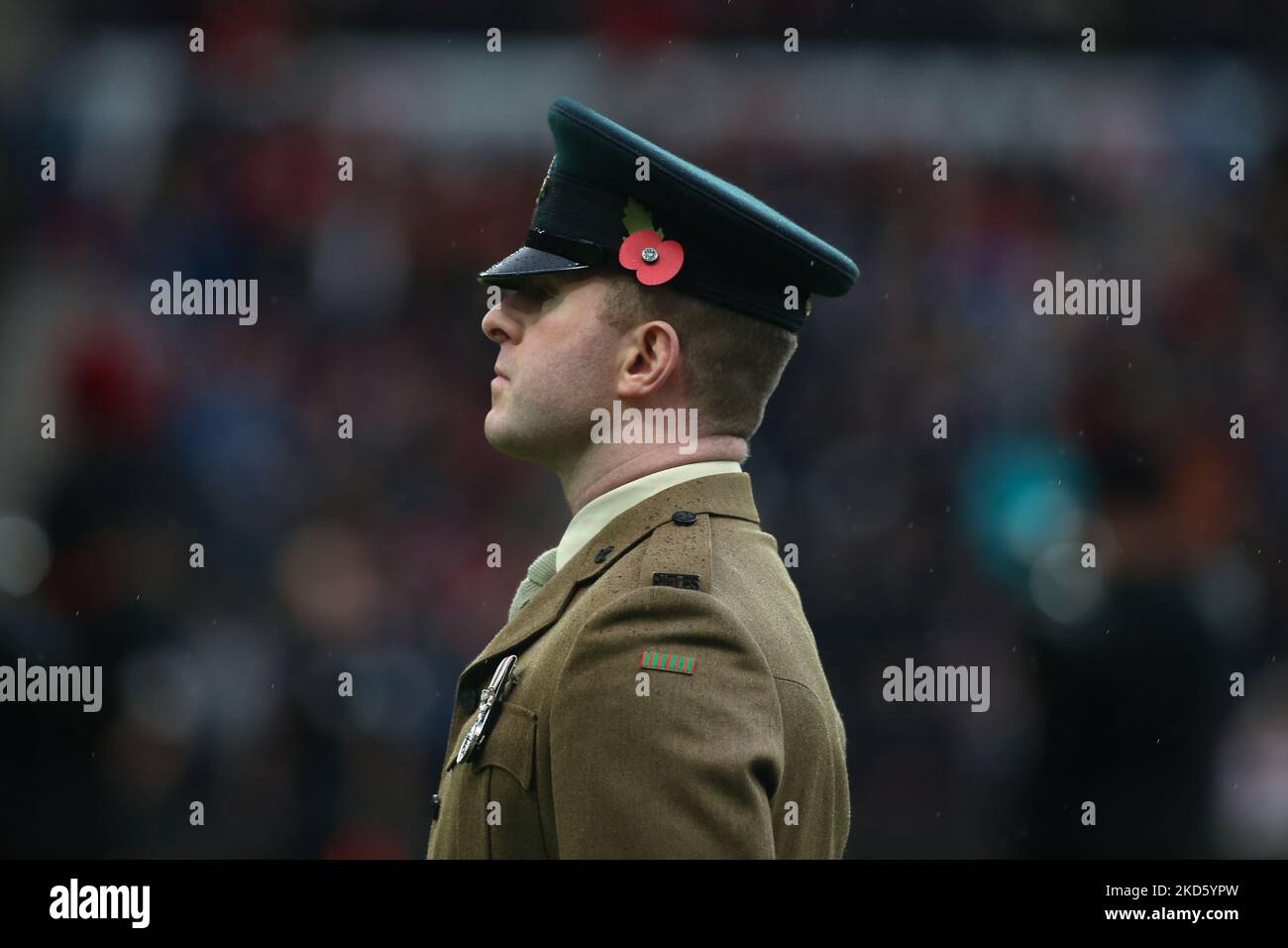 Un membro delle forze armate indossa un papavero sul cappello durante le esposizioni del giorno della memoria durante la partita del campionato Sky Bet tra Sunderland e Cardiff City allo Stadio di luce di Sunderland sabato 5th novembre 2022. (Credit: Michael driver | MI News) Credit: MI News & Sport /Alamy Live News Foto Stock