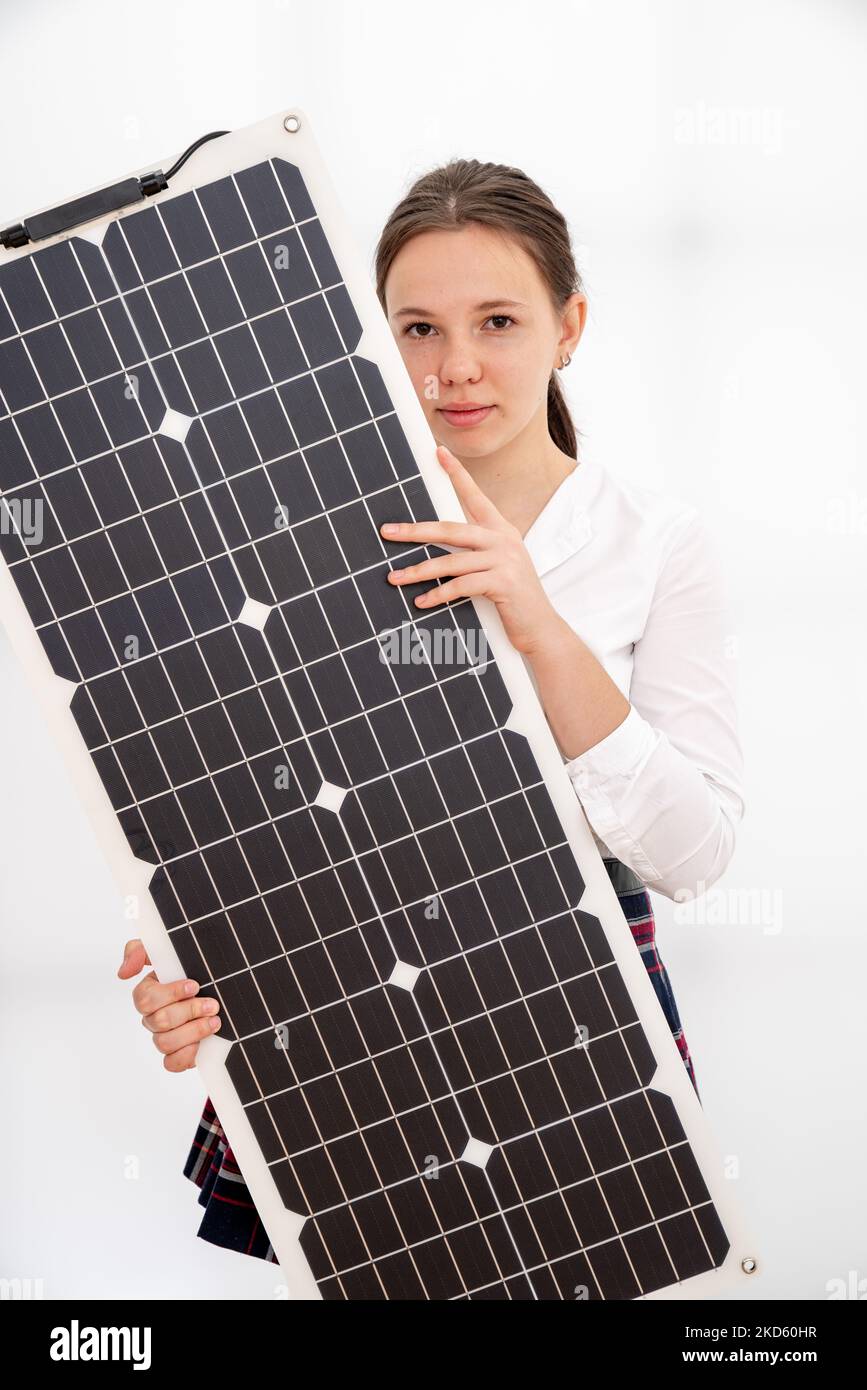 giovane donna che tiene una batteria solare flessibile per uso domestico pannello solare flessibile photovtaik Foto Stock
