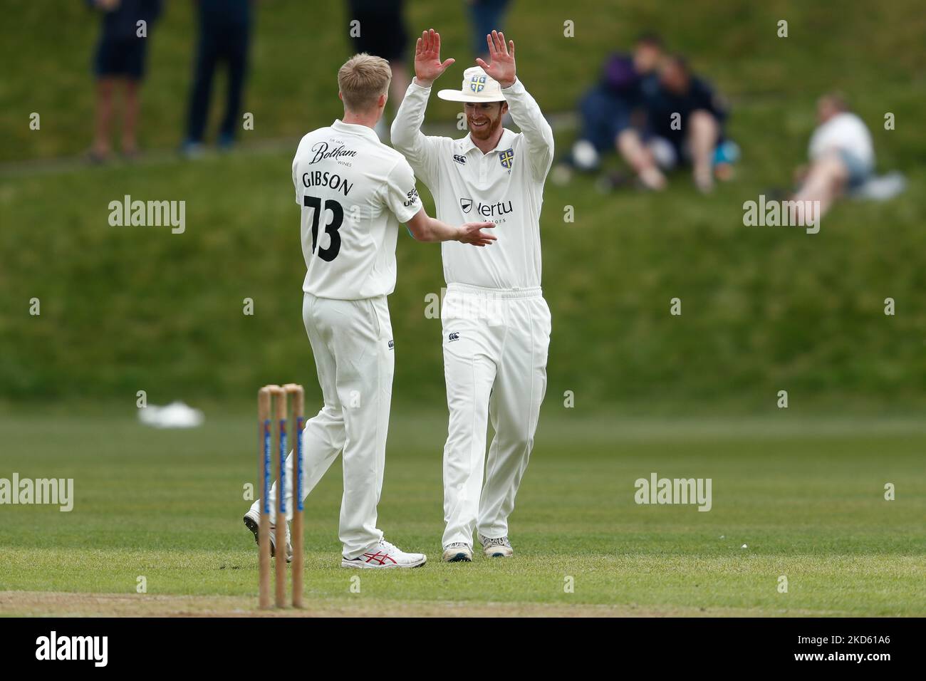 Oliver Gibson di Durham festeggia con Graham Clark di Durham dopo aver preso un wicket durante la partita della MCC University tra Durham UCCE e Durham County Cricket Club all'ippodromo di Durham City giovedì 24th marzo 2022. (Foto di will Matthews/MI News/NurPhoto) Foto Stock