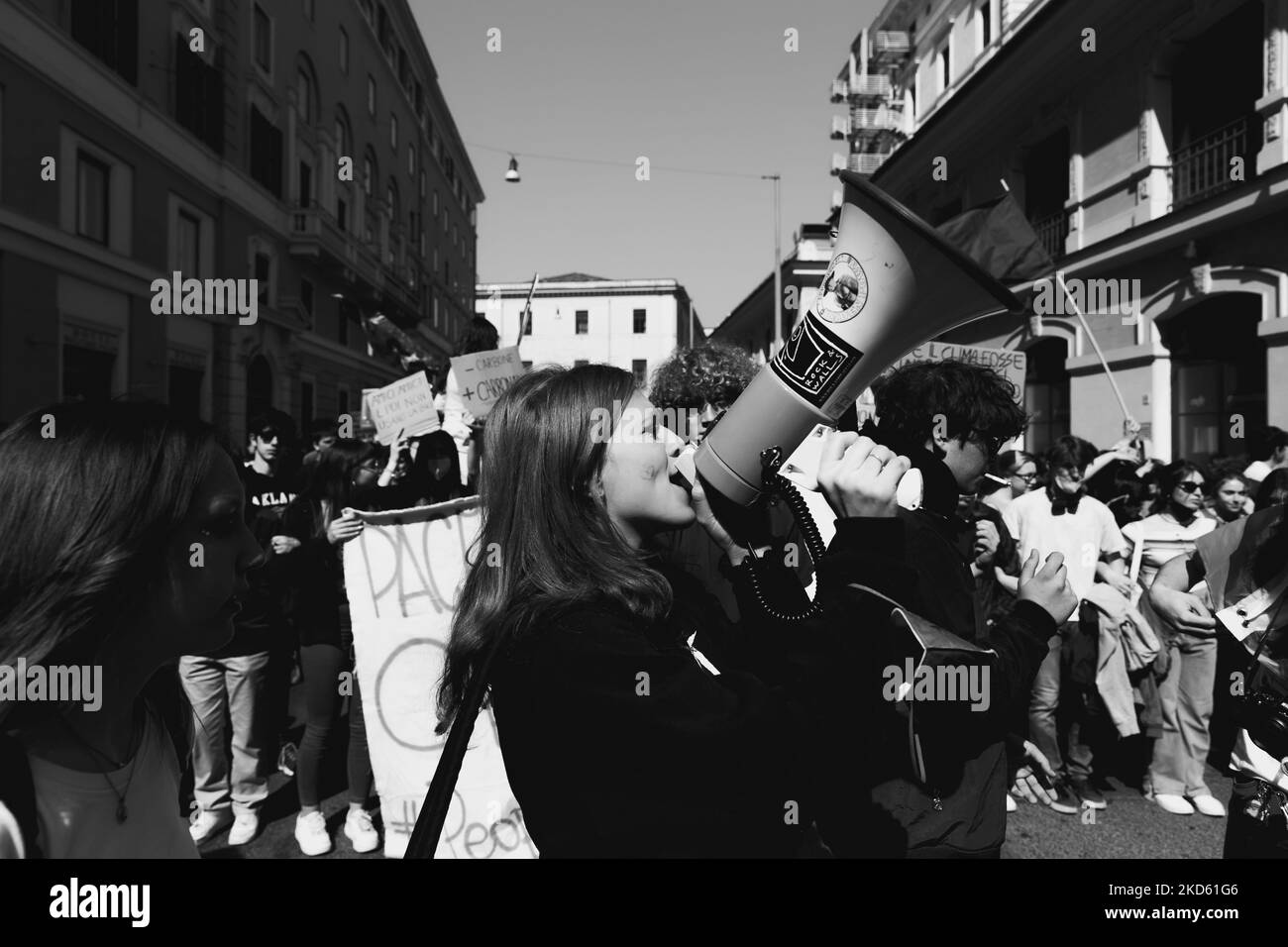 Sciopero globale sul clima organizzato dal movimento giovanile venerdì per il futuro, il 25 marzo 2022 a Roma. Studenti, scuole e associazioni locali sono scesi in strada chiedendo ai paesi del Nord di garantire un risarcimento per il clima alle comunità più colpite e che i leader mondiali smettano di fare discorsi sul verde e agiscano concretamente per proteggere il clima. I partecipanti alla manifestazione hanno inoltre chiesto la fine della guerra tra Russia e Ucraina per giungere a una soluzione di pace immediata. (Foto di Matteo Trevisan/NurPhoto) Foto Stock