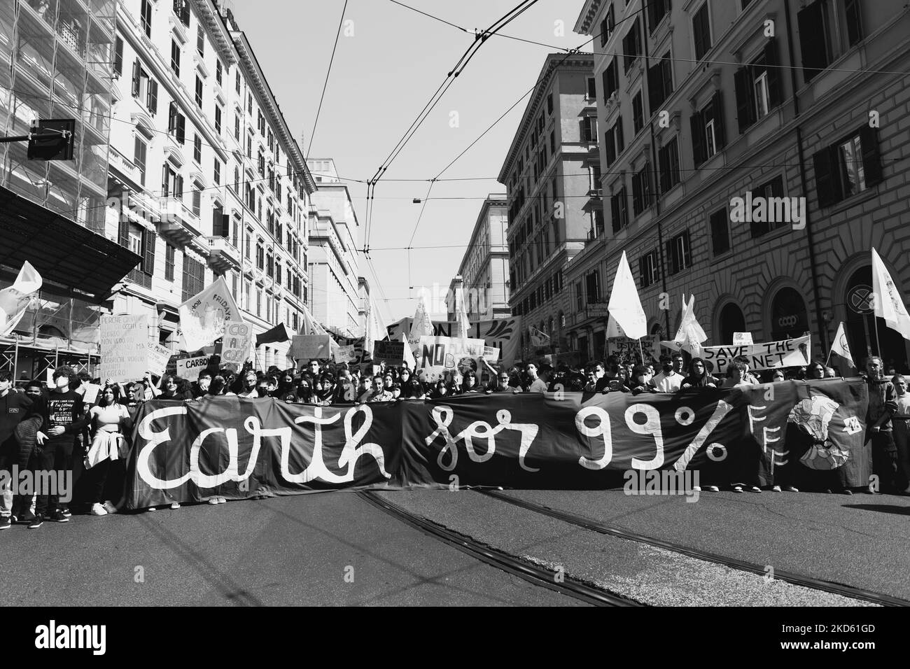 Sciopero globale sul clima organizzato dal movimento giovanile venerdì per il futuro, il 25 marzo 2022 a Roma. Studenti, scuole e associazioni locali sono scesi in strada chiedendo ai paesi del Nord di garantire un risarcimento per il clima alle comunità più colpite e che i leader mondiali smettano di fare discorsi sul verde e agiscano concretamente per proteggere il clima. I partecipanti alla manifestazione hanno inoltre chiesto la fine della guerra tra Russia e Ucraina per giungere a una soluzione di pace immediata. (Foto di Matteo Trevisan/NurPhoto) Foto Stock