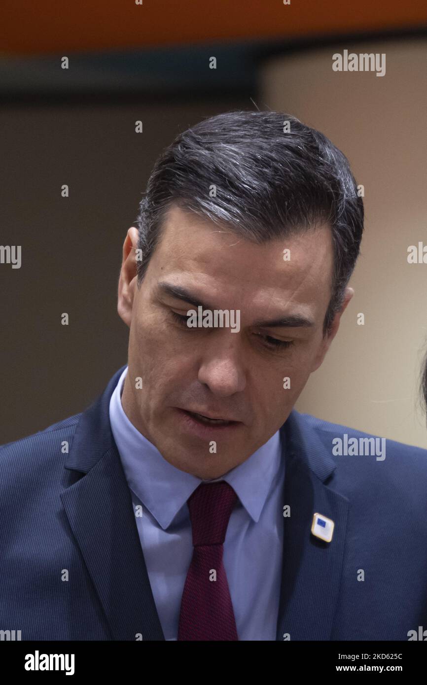 Pedro Sanchez Perez Castejon primo ministro spagnolo al secondo giorno del vertice del Consiglio europeo di Bruxelles. I leader dell'UE arrivano alla tavola rotonda nella sede dell'UE per la riunione. Il tema principale di questo incontro è l'aggressione militare della Russia contro l'Ucraina e la fornitura europea di gas e GNL dopo un accordo con gli Stati Uniti. Bruxelles, Belgio il 25 marzo 2022 (Foto di Nicolas Economou/NurPhoto) Foto Stock