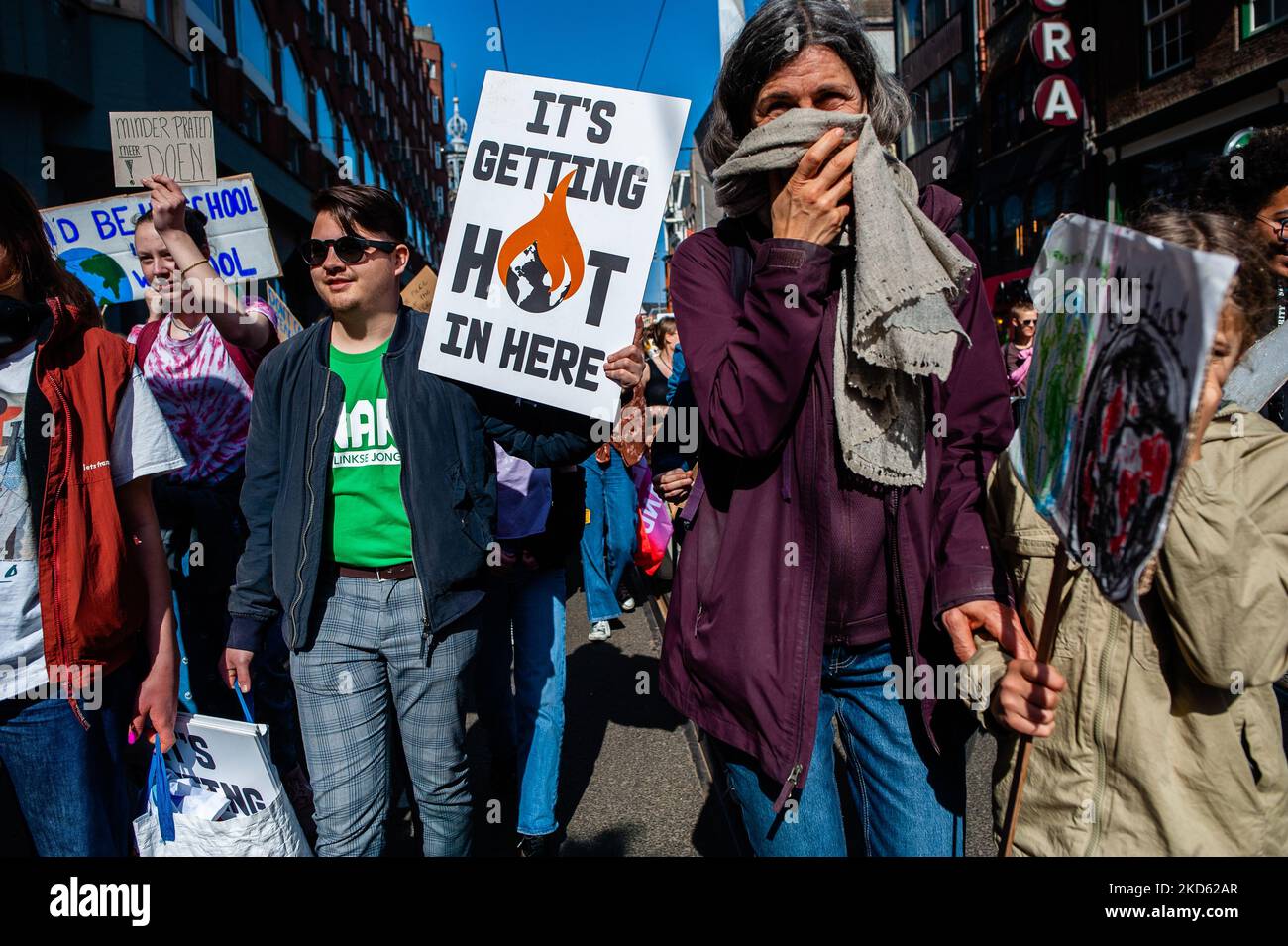 Il movimento per il clima, creato da Greta Thunberg "il venerdì per il futuro”, ha ripreso le strade ad Amsterdam, per continuare a chiedere una migliore politica climatica, il 25th marzo 2022. (Foto di Romy Arroyo Fernandez/NurPhoto) Foto Stock