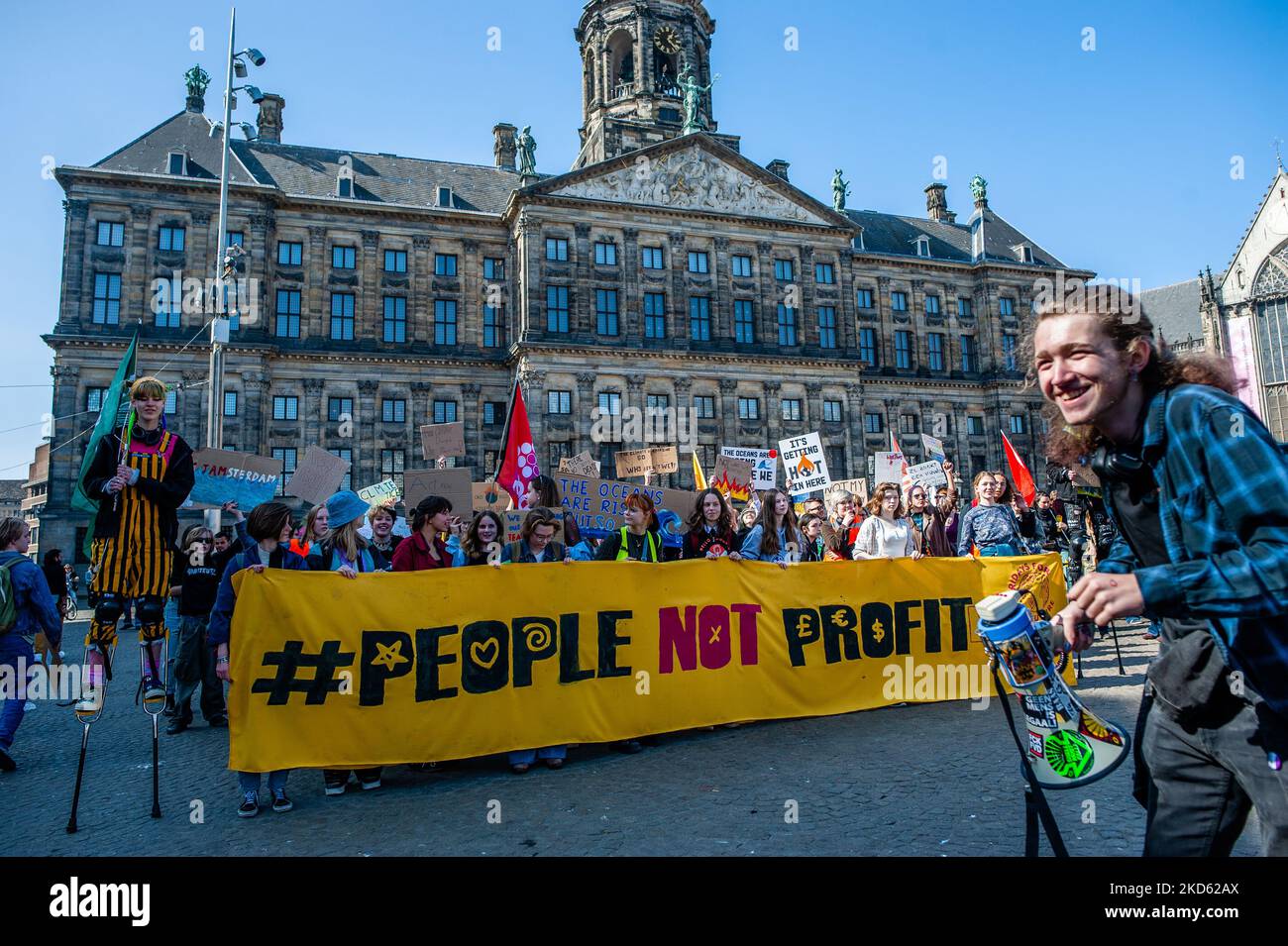 Il movimento per il clima, creato da Greta Thunberg "il venerdì per il futuro”, ha ripreso le strade ad Amsterdam, per continuare a chiedere una migliore politica climatica, il 25th marzo 2022. (Foto di Romy Arroyo Fernandez/NurPhoto) Foto Stock