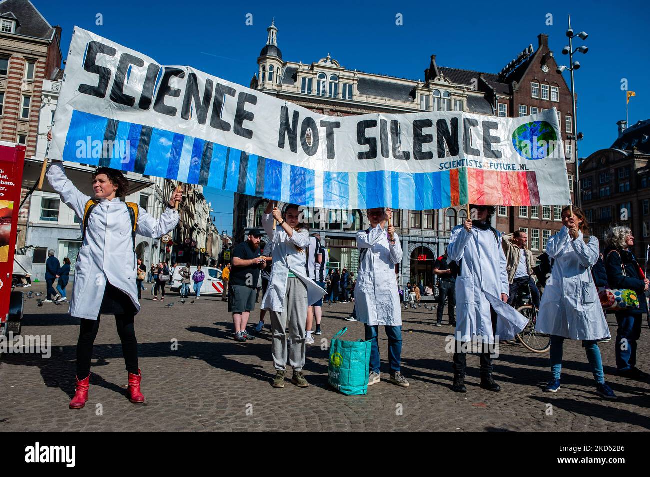 Il movimento per il clima, creato da Greta Thunberg "il venerdì per il futuro”, ha ripreso le strade ad Amsterdam, per continuare a chiedere una migliore politica climatica, il 25th marzo 2022. (Foto di Romy Arroyo Fernandez/NurPhoto) Foto Stock