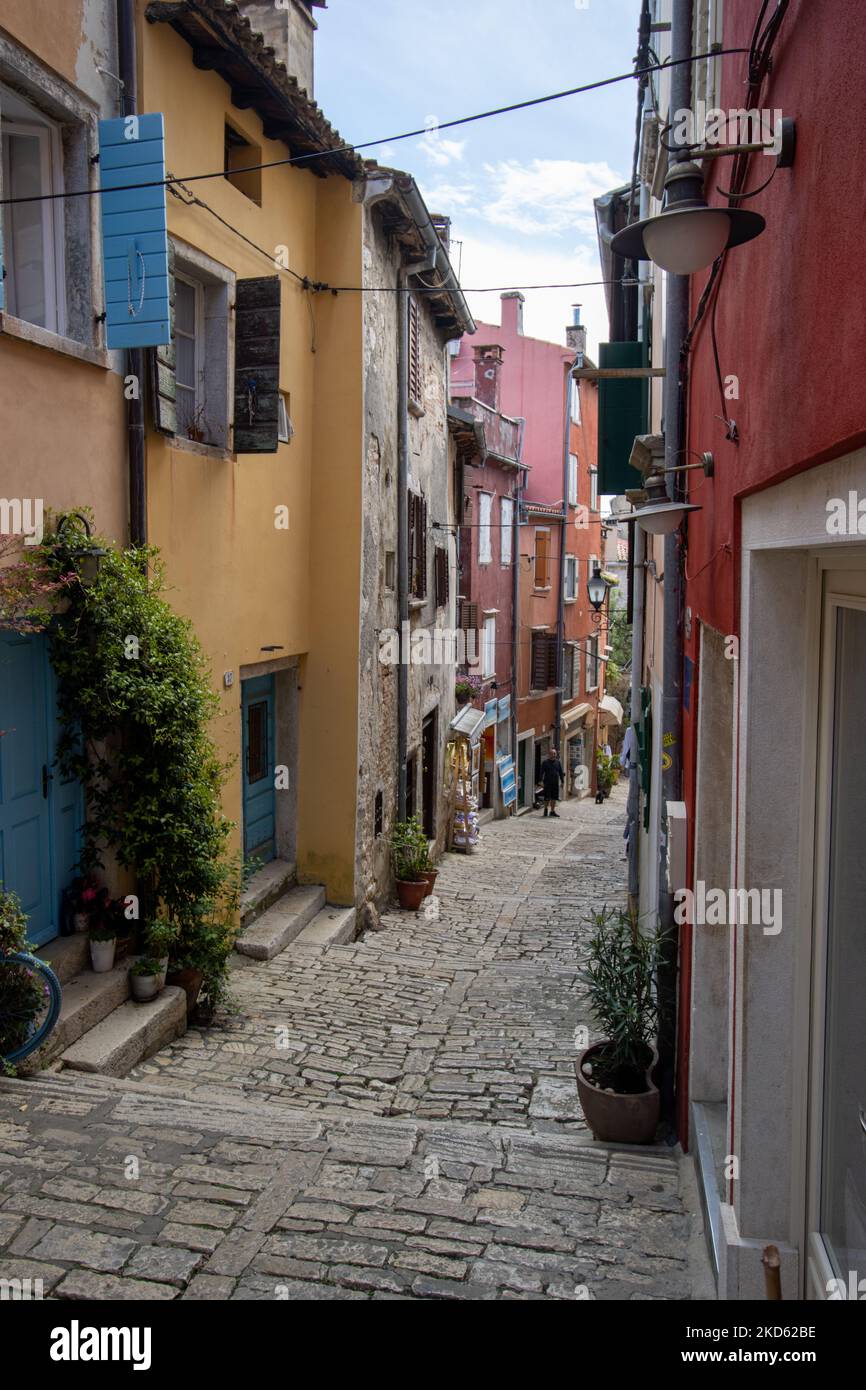 ROVIGNO, CROAZIA - 17 MAGGIO, 2022 scalini e strette strade tradizionali tra gli edifici della città vecchia Foto Stock