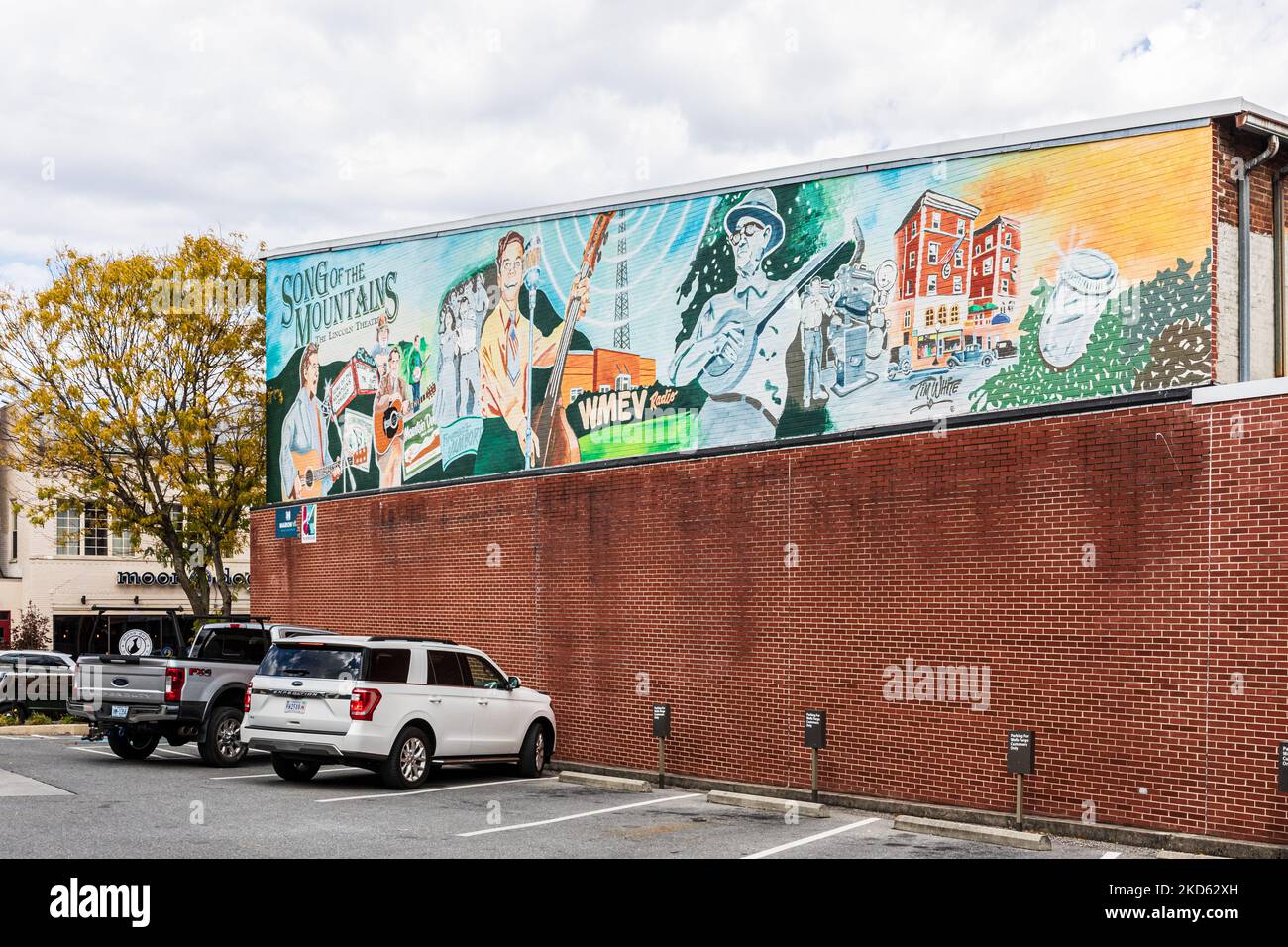 MARION, VA., USA-15 OTTOBRE 2022: Murale su muro di mattoni raffigurante la 'canzone delle Montagne', che si tiene mensilmente al Lincoln Theatre in centro. Foto Stock