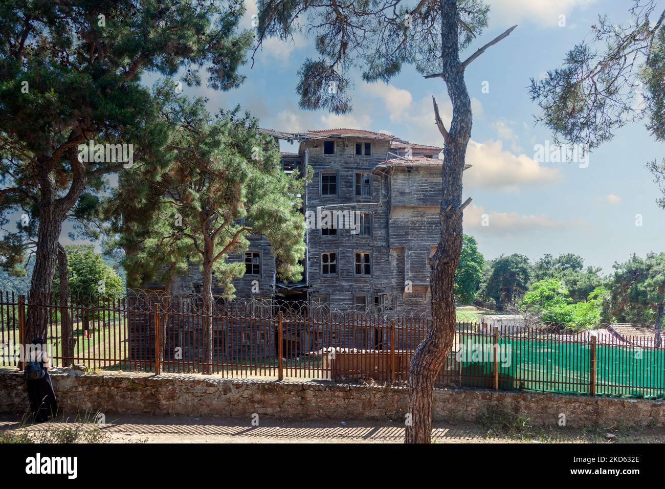 L'Orfanotrofio greco-ortodosso Prinkipo, uno storico edificio in legno di 20.000 metri quadrati sull'isola di Buyukada, la più grande delle isole dei principi, in Turchia Foto Stock
