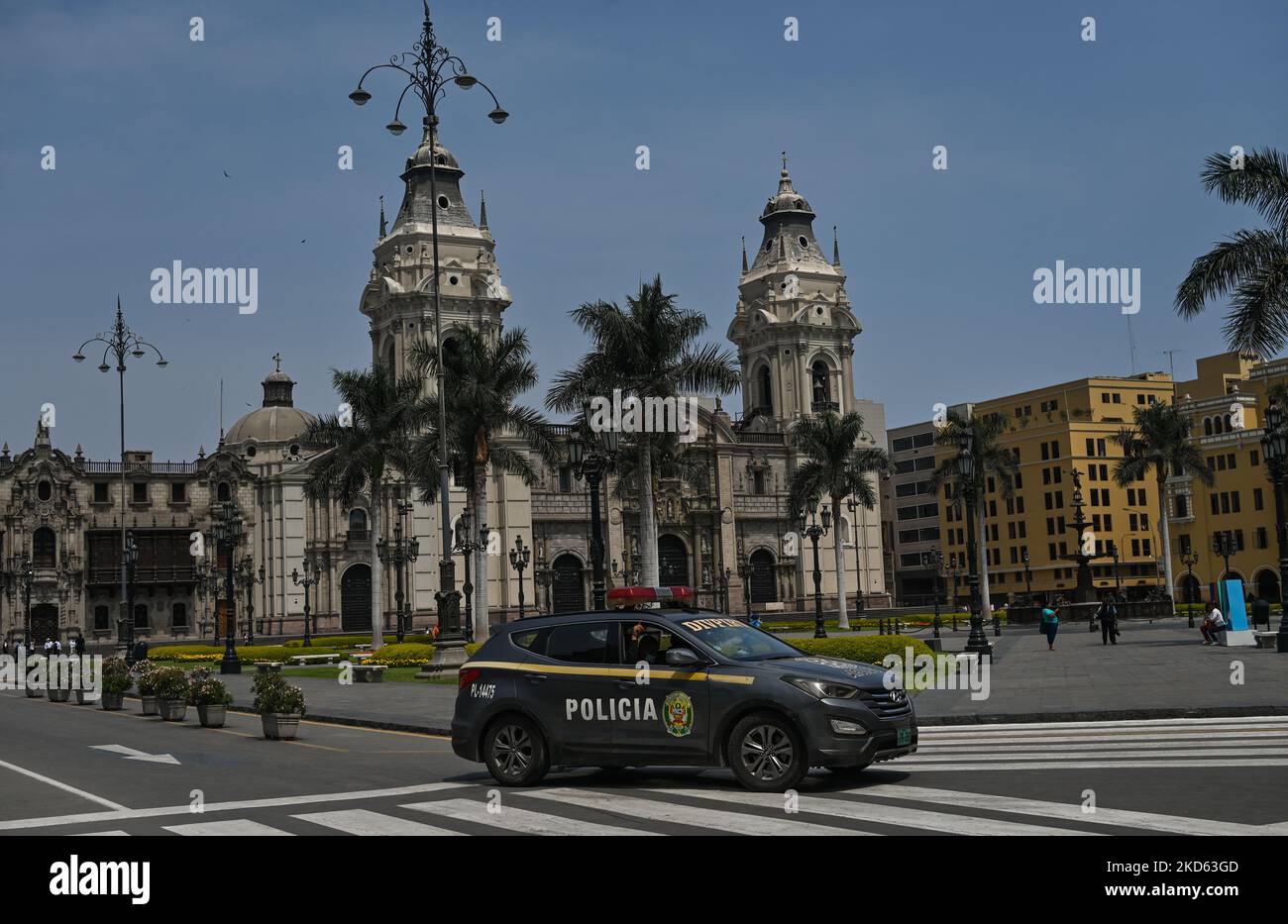 Una pattuglia di auto della polizia in Plaza De Armas nel centro di Lima. Giovedì, 24 marzo 2022, a Lima, Perù. (Foto di Artur Widak/NurPhoto) Foto Stock