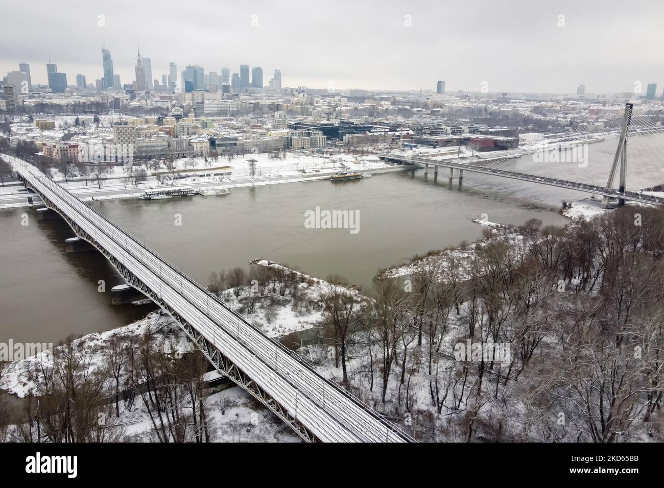 Una vista del drone di Srednicowy Bridge, Swietokrzyski Bridge e del centro sullo sfondo, a Varsavia, Polonia il 13 gennaio 2021 (Foto di Mateusz Wlodarczyk/NurPhoto) Foto Stock