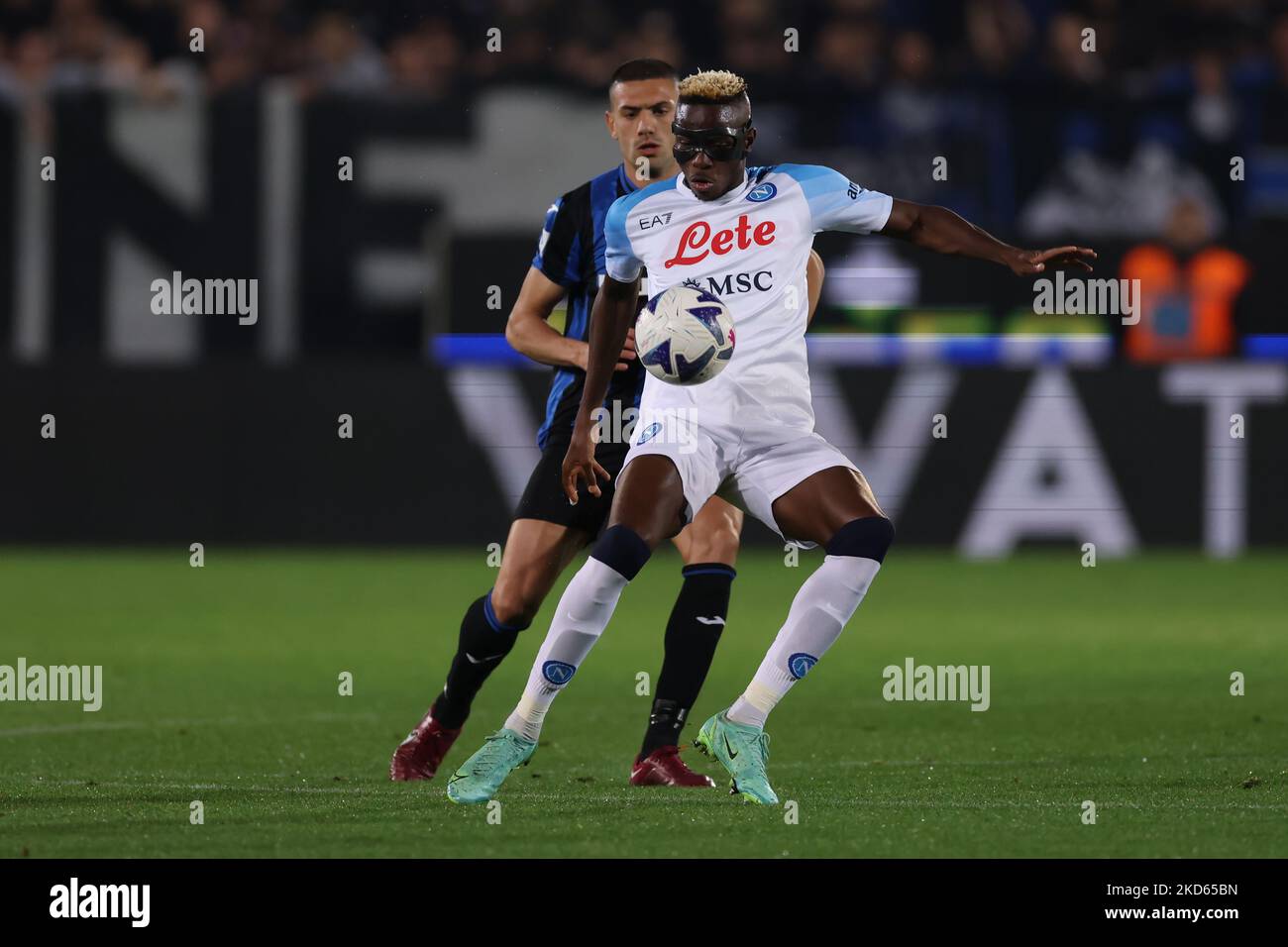 Bergamo, Italia, 5th novembre 2022. Victor Osimhen della SSC Napoli controlla la palla sotto pressione da Merit Demiral di Atalanta durante la Serie A partita allo Stadio Gewiss di Bergamo. L'immagine di credito dovrebbe essere: Jonathan Moskrop / Sportimage Foto Stock