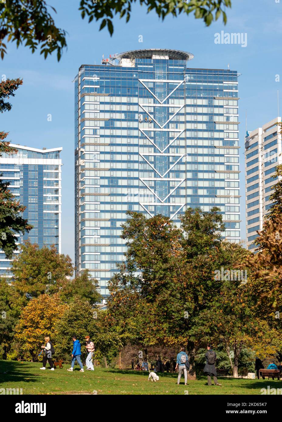 Vista degli edifici degli uffici del Millennium Centre acquistati dal Belga KBC Group N.V. e della gente a South Park nel centro di Sofia, Bulgaria, Balcani Foto Stock