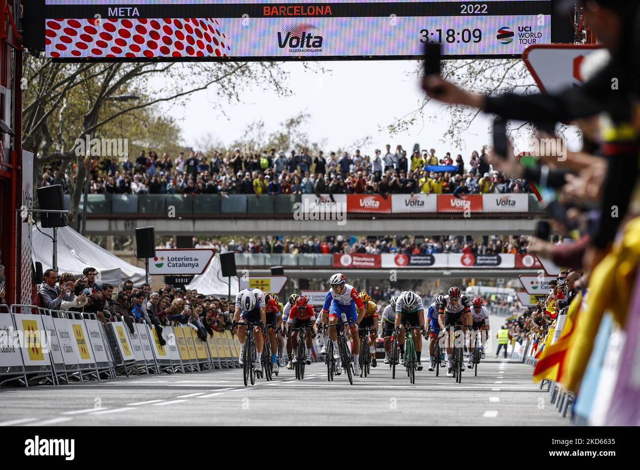 Andrea Bagioli del Quick-Step Alpha Vinyl Team vincendo l'ultima tappa durante la 101th volta Ciclista a Catalunya 2022, fase 7 da Barcellona a Barcellona. Il 27 marzo 2022 a Barcellona, Spagna. (Foto di Xavier Bonilla/NurPhoto) Foto Stock