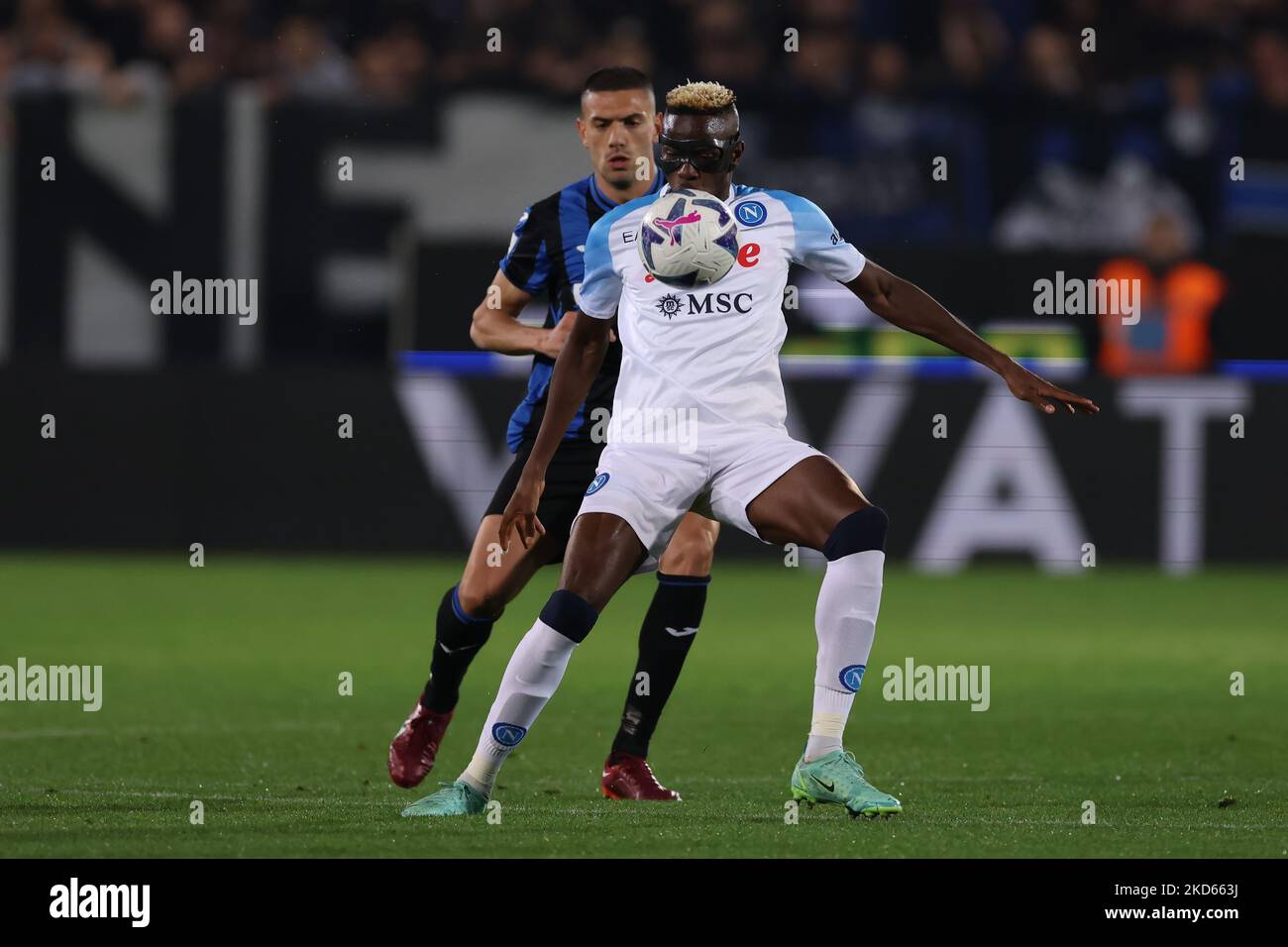 Bergamo, Italia, 5th novembre 2022. Victor Osimhen della SSC Napoli controlla la palla sotto pressione da Merit Demiral di Atalanta durante la Serie A partita allo Stadio Gewiss di Bergamo. L'immagine di credito dovrebbe essere: Jonathan Moskrop / Sportimage Foto Stock