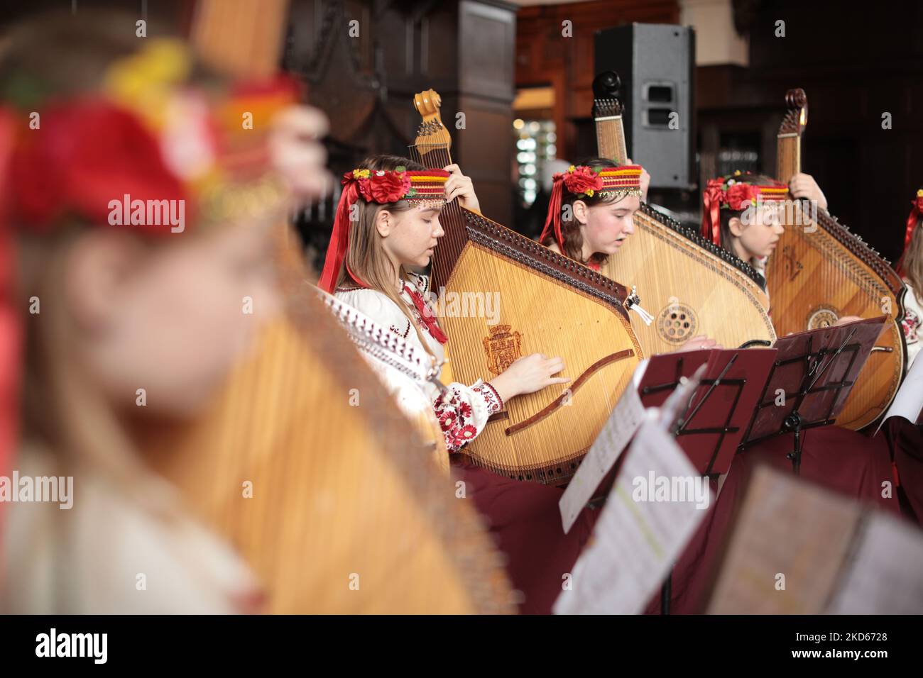 L'orchestra del gruppo musicale dei canadesi ucraini si esibisce a sostegno dell'Ucraina durante la giornata Ucraina nel castello di Casa Loma a Toronto, Ontario, domenica 27 marzo 2022. (Foto di Sayed Najafizada/NurPhoto) Foto Stock