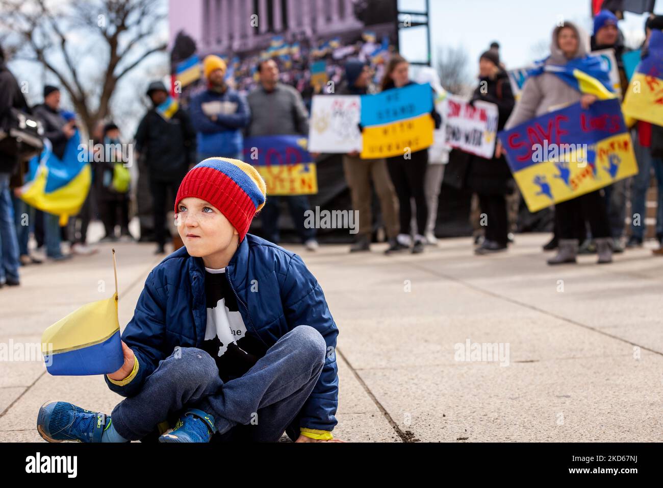 Un ragazzo sventola una bandiera Ucraina durante un raduno che segna il mese di anniversario della guerra della Russia in Ucraina. Centinaia di persone hanno partecipato all'evento al Lincoln Memorial per sostenere il popolo ucraino nella loro lotta per l'indipendenza. Il rally ha visto le osservazioni del presidente ucraino Volodymyr Zelenskyy (tramite video), dell’ambasciatore dell’Ucraina negli Stati Uniti Oksana Markarova e dell’ex ambasciatore degli Stati Uniti in Ucraina Marie Yovanovitch. I manifestanti hanno continuato a chiedere una zona di non volo sull'Ucraina e l'espulsione di tutte le banche russe dal sistema SWIFT. (Foto di Allison Bailey/NurPhoto) Foto Stock