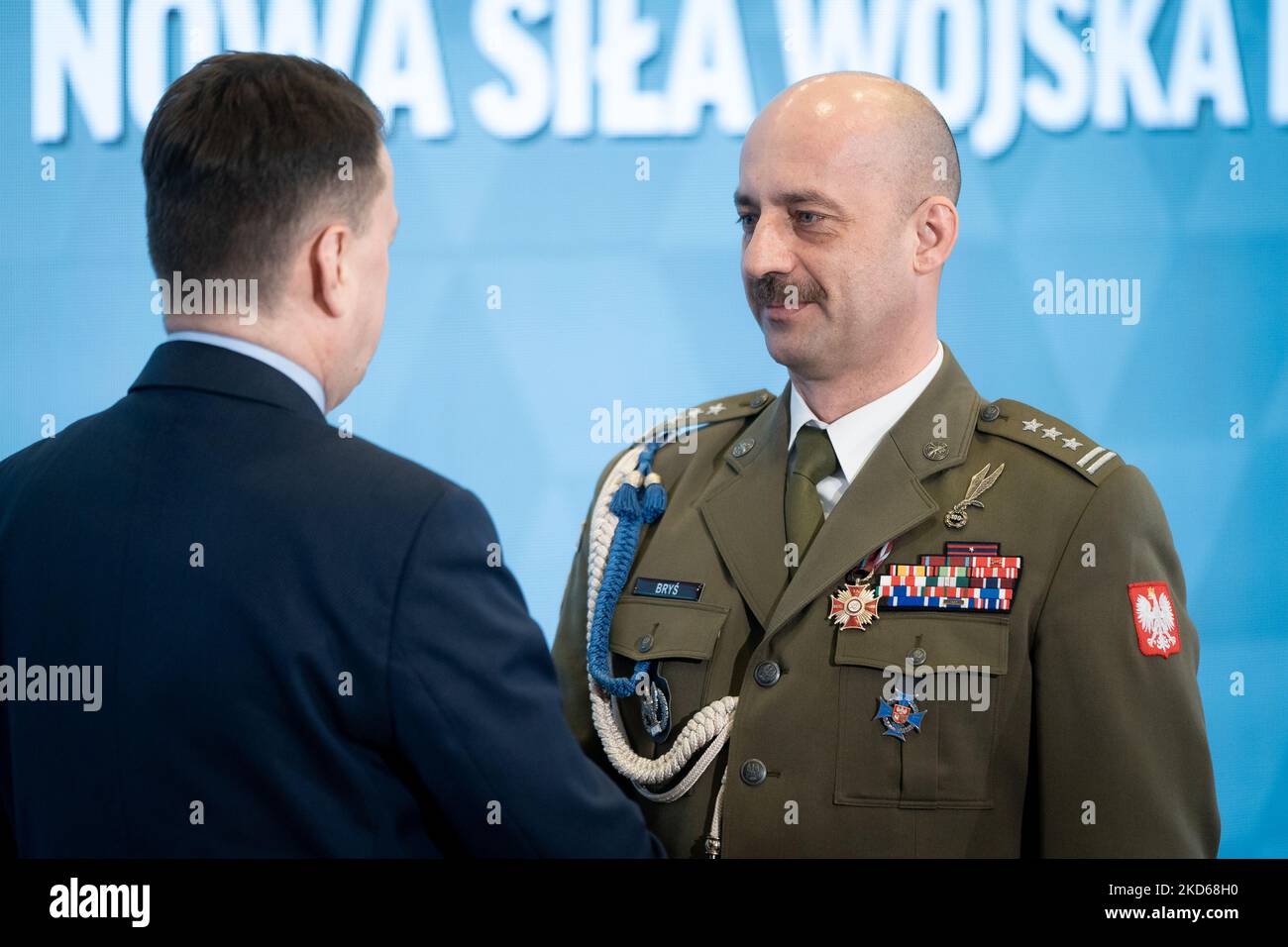 Il ministro della Difesa nazionale polacco Mariusz Blaszczak e il colonnello Miroslaw Brys durante la conferenza 'Homeland Defence Act - New Power of the Polish Army' all'Accademia di Studi di guerra di Varsavia, Polonia il 28 marzo 2022 (Foto di Mateusz Wlodarczyk/NurPhoto) Foto Stock