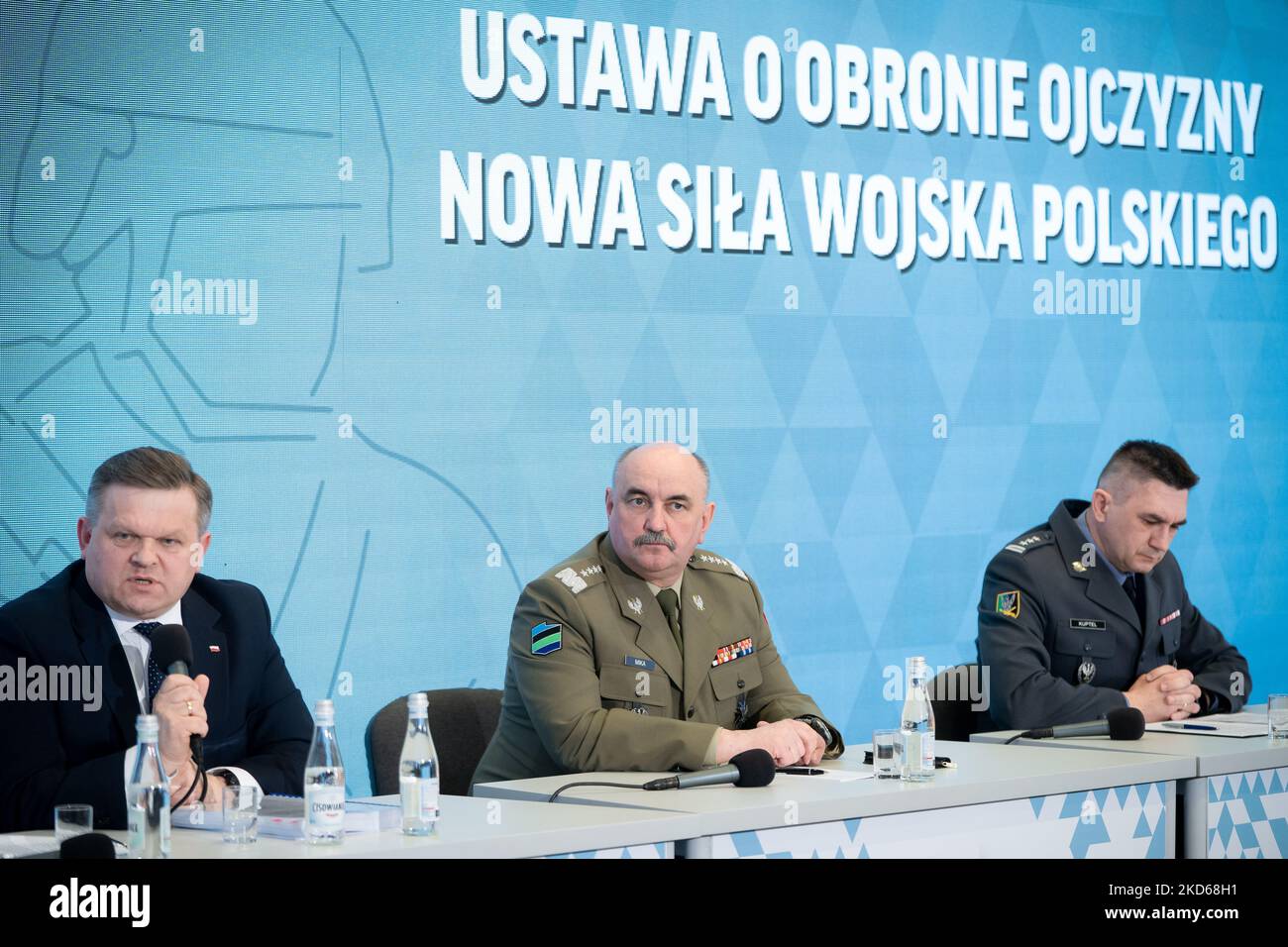 Vice-Ministro polacco della Difesa nazionale Wojciech Skurkiewicz, comandante generale dei rami delle forze armate Jaroslaw Mika, colonnello Artur Kuptel durante la conferenza 'Homeland Defence Act - New Power of the Polish Army' all'Accademia di Studi di guerra di Varsavia, Polonia il 28 marzo 2022 (Foto di Mateusz Wlodarczyk/NurPhoto) Foto Stock