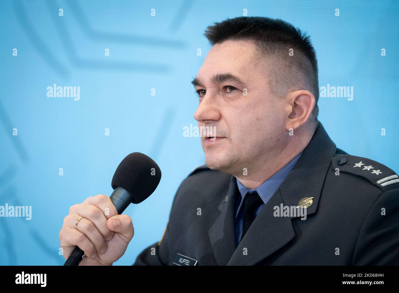 Colonnello Artur Kuptel durante la conferenza 'Homeland Defence Act - New Power of the Polish Army' presso l'Accademia di Studi di guerra di Varsavia, Polonia il 28 marzo 2022 (Foto di Mateusz Wlodarczyk/NurPhoto) Foto Stock