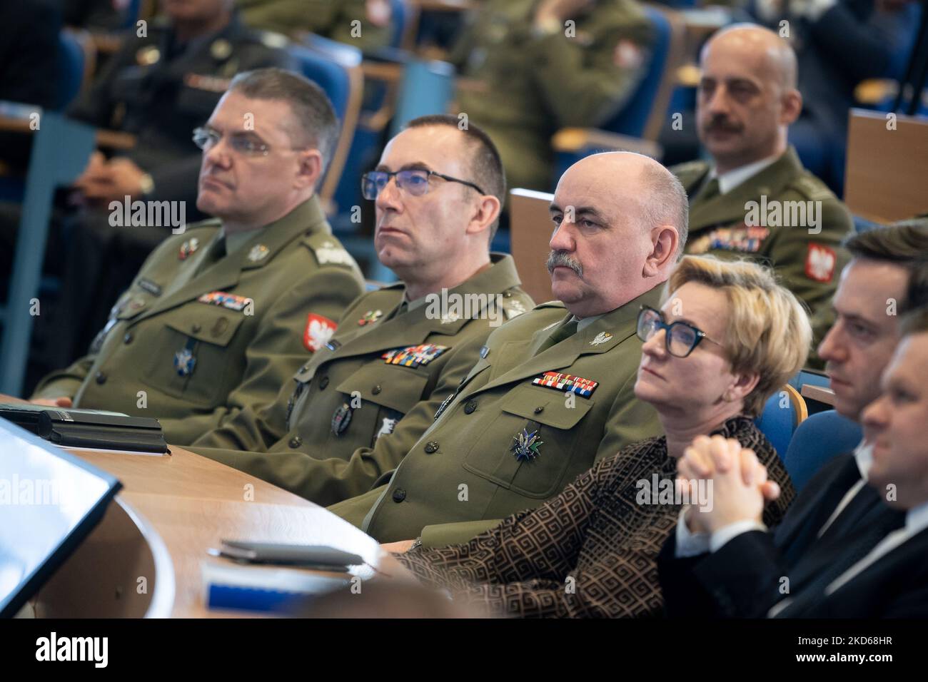 Generale di armi Tomasz Piotrowski e comandante generale di rami delle forze armate Jaroslaw Mika durante la conferenza 'Homeland Defence Act - New Power of the Polish Army' presso l'Accademia di Studi di guerra di Varsavia, Polonia il 28 marzo 2022 (Foto di Mateusz Wlodarczyk/NurPhoto) Foto Stock