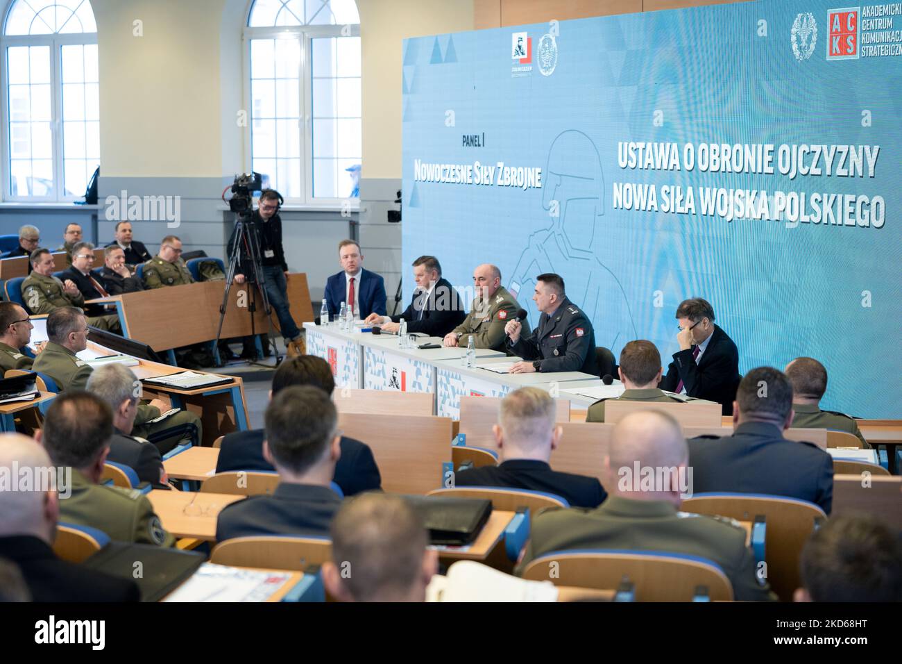 Vice-Ministro polacco della Difesa nazionale Wojciech Skurkiewicz, comandante generale dei rami delle forze armate Jaroslaw Mika, colonnello Artur Kuptel, Piotr Grochmalski durante la conferenza 'Homeland Defence Act - New Power of the Polish Army' presso l'Accademia di Studi di guerra di Varsavia, Polonia il 28 marzo 2022 (Foto di Mateusz Wlodarczyk/Nurczyk) Foto Stock