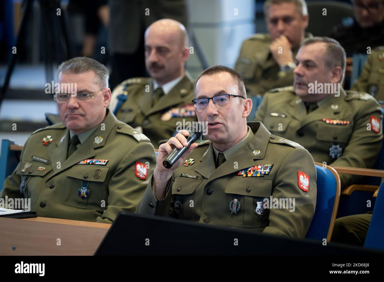 Generale Robert Kosowski e Generale delle armi Tomasz Piotrowski durante la conferenza 'Homeland Defence Act - New Power of the Polish Army' presso l'Accademia di Studi di guerra di Varsavia, Polonia il 28 marzo 2022 (Foto di Mateusz Wlodarczyk/NurPhoto) Foto Stock