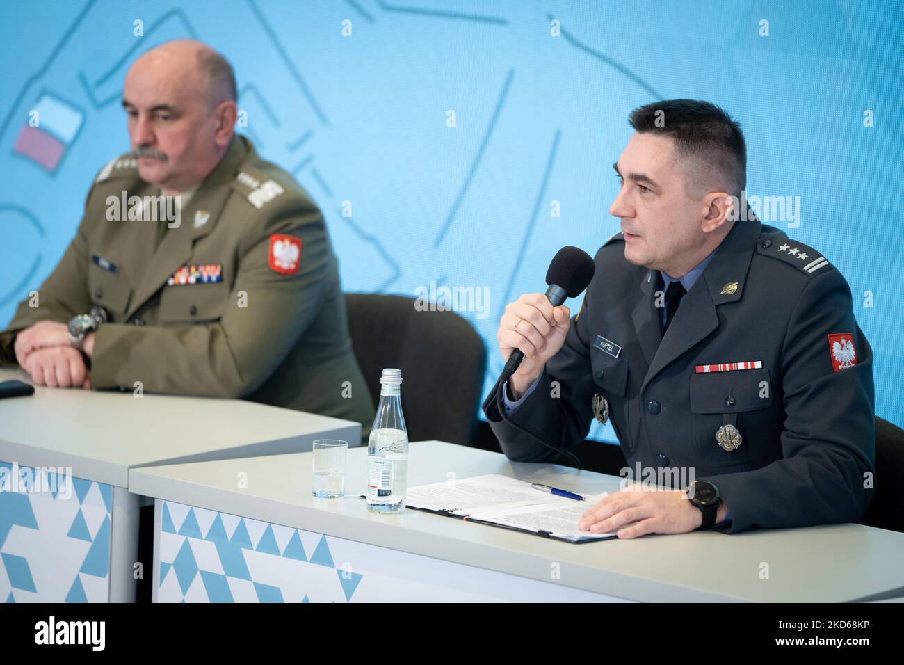Comandante generale dei rami delle forze armate Jaroslaw Mika, colonnello Artur Kuptel durante la conferenza 'Homeland Defence Act - New Power of the Polish Army' all'Accademia di Studi di guerra di Varsavia, Polonia il 28 marzo 2022 (Foto di Mateusz Wlodarczyk/NurPhoto) Foto Stock