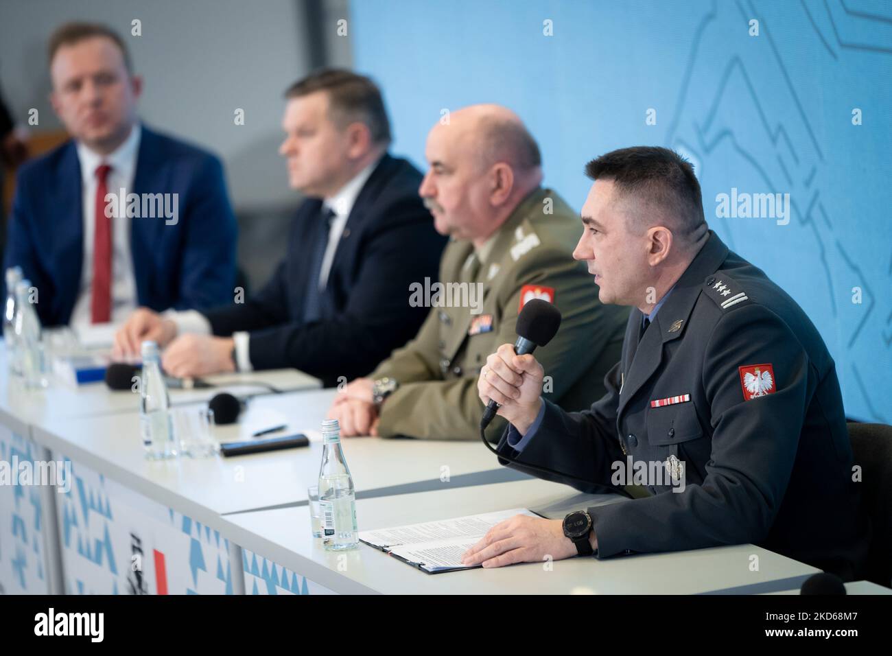 Vice-Ministro polacco della Difesa nazionale Wojciech Skurkiewicz, comandante generale dei rami delle forze armate Jaroslaw Mika, colonnello Artur Kuptel durante la conferenza 'Homeland Defence Act - New Power of the Polish Army' all'Accademia di Studi di guerra di Varsavia, Polonia il 28 marzo 2022 (Foto di Mateusz Wlodarczyk/NurPhoto) Foto Stock