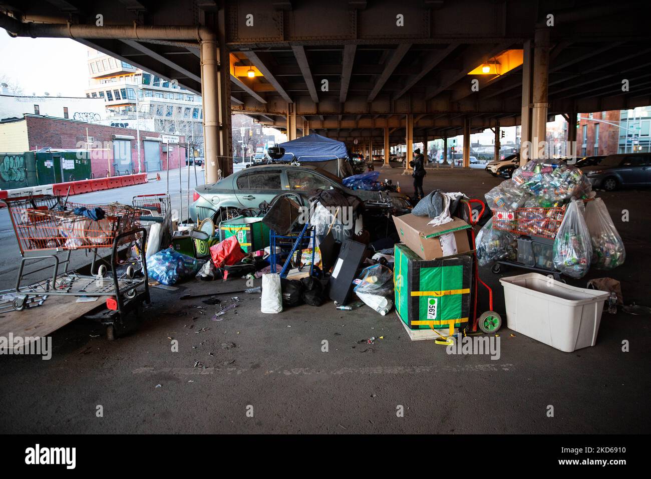 I lavoratori del Dipartimento di igiene sono accompagnati da NYPD mentre chiarono gli effetti personali di diversi newyorkesi senzatetto a Manhattan e Meeker Ave sotto la Brooklyn Queens Expressway a Brooklyn il 28 marzo 2022. (Foto di Karla Ann Cote/NurPhoto) Foto Stock