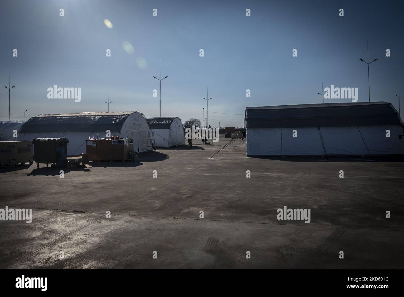 Nel parco industriale della vicina Solomonovo è in costruzione una tenda. Il governo svedese ha portato venti hangar e attrezzature sulle jeep. Una grande tenda può ospitare otto persone, due o tre famiglie. Solomonovo, Ucraina. Marzo 25 2022. (Foto di Joseph Galanakis/NurPhoto) Foto Stock