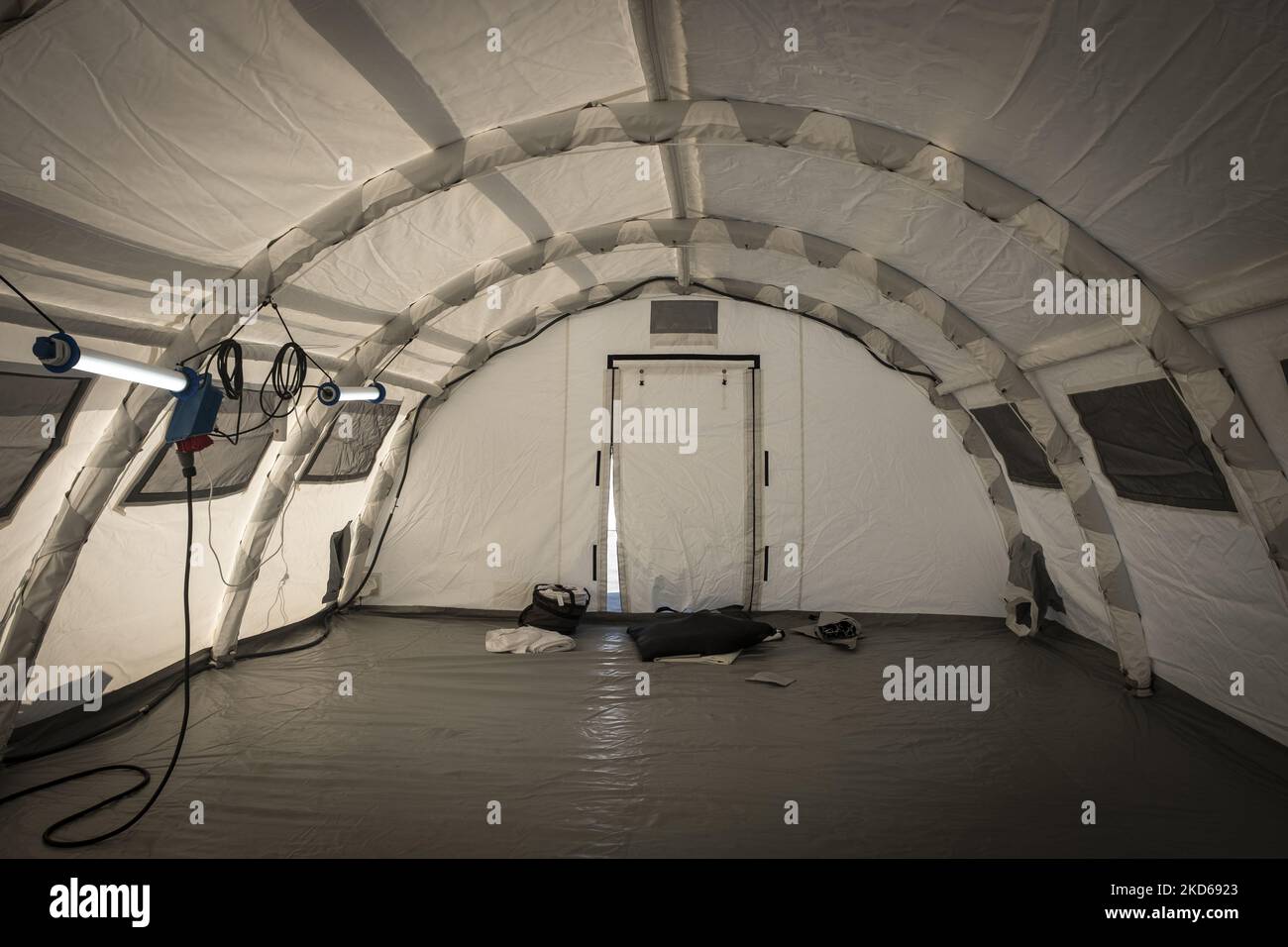 Nel parco industriale della vicina Solomonovo è in costruzione una tenda. Il governo svedese ha portato venti hangar e attrezzature sulle jeep. Una grande tenda può ospitare otto persone, due o tre famiglie. Solomonovo, Ucraina. Marzo 25 2022. (Foto di Joseph Galanakis/NurPhoto) Foto Stock
