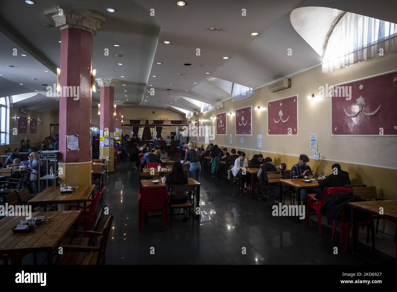 Il ristorante Dolphin, a Uzhhorod, è stato trasformato in un centro di rifugio dove è possibile pranzare gratuitamente. Uzhhorod, il centro di Transcarpazia. Decine di migliaia di rifugiati hanno trovato un rifugio sicuro o, almeno, un alloggio temporaneo. Mezzo milione di persone ha attraversato il confine attraverso la Transcarpazia finora, e 200.000 sono rimaste nella regione. Marzo 25 2022. (Foto di Joseph Galanakis/NurPhoto) Foto Stock