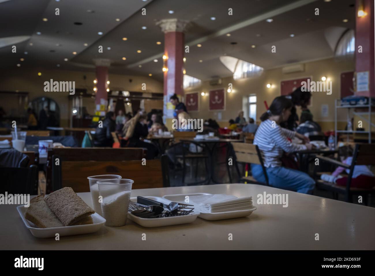 Il ristorante Dolphin, a Uzhhorod, è stato trasformato in un centro di rifugio dove è possibile pranzare gratuitamente. Uzhhorod, il centro di Transcarpazia. Decine di migliaia di rifugiati hanno trovato un rifugio sicuro o, almeno, un alloggio temporaneo. Mezzo milione di persone ha attraversato il confine attraverso la Transcarpazia finora, e 200.000 sono rimaste nella regione. Marzo 25 2022. (Foto di Joseph Galanakis/NurPhoto) Foto Stock