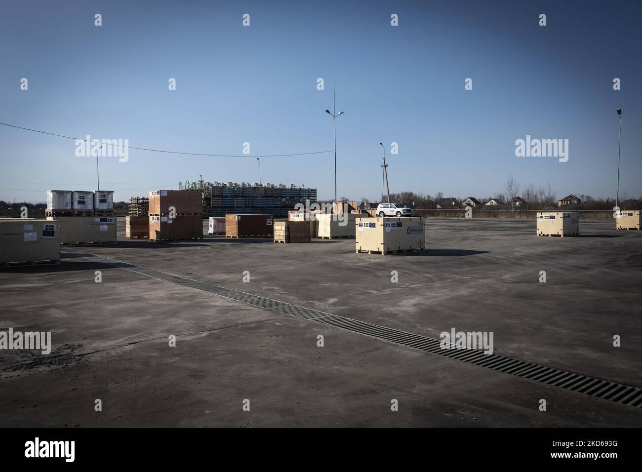 Nel parco industriale della vicina Solomonovo è in costruzione una tenda. Il governo svedese ha portato venti hangar e attrezzature sulle jeep. Una grande tenda può ospitare otto persone, due o tre famiglie. Solomonovo, Ucraina. Marzo 25 2022. (Foto di Joseph Galanakis/NurPhoto) Foto Stock