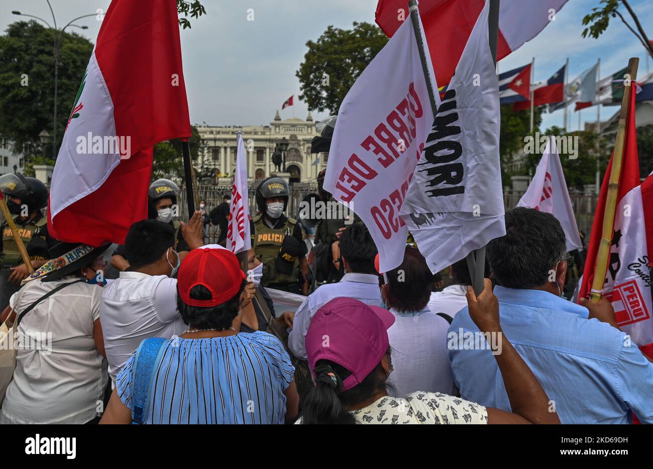 I sostenitori del presidente peruviano Pedro Castillo dimostrano di fronte al Congresso della Repubblica del Perù mentre Castillo affronta il secondo tentativo di impeachment contro di lui da parte del Congresso nazionale in otto mesi. Lunedì 28 marzo 2022 a Lima, Perù. (Foto di Artur Widak/NurPhoto) Foto Stock