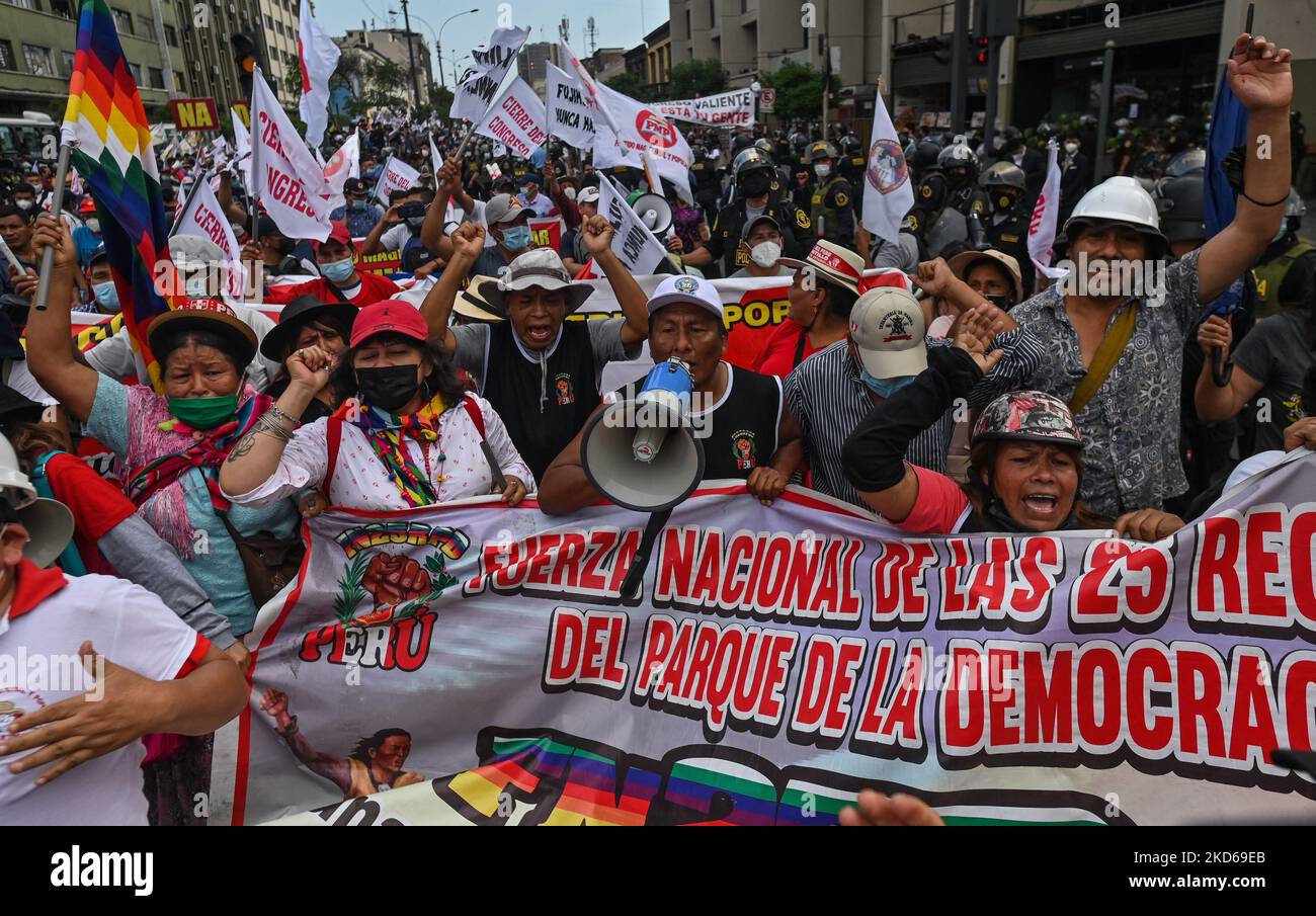 I sostenitori del presidente peruviano Pedro Castillo dimostrano di fronte al Congresso della Repubblica del Perù mentre Castillo affronta il secondo tentativo di impeachment contro di lui da parte del Congresso nazionale in otto mesi. Lunedì 28 marzo 2022 a Lima, Perù. (Foto di Artur Widak/NurPhoto) Foto Stock