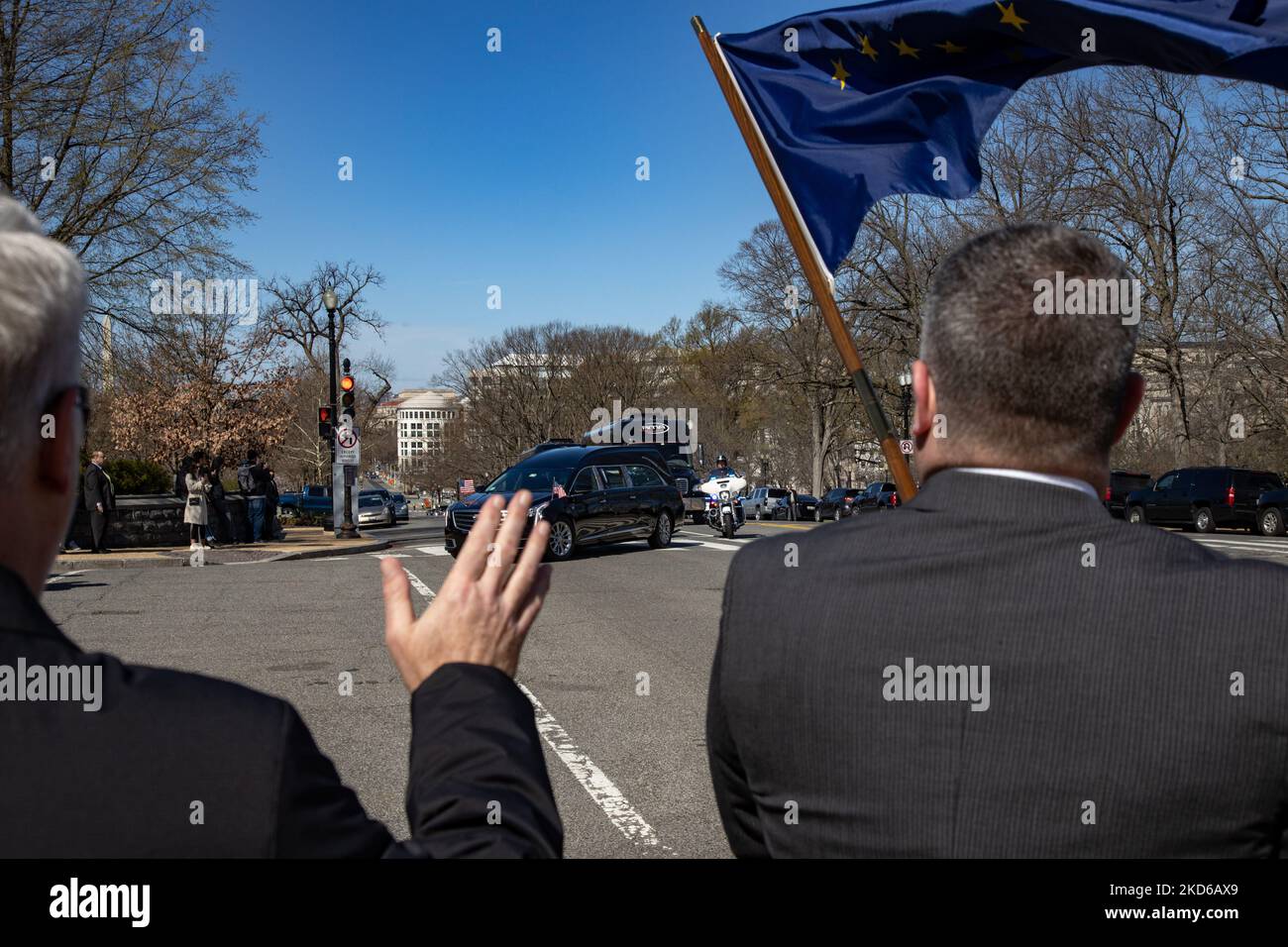 La gente guarda da Constitution Avenue come il cestino del defunto Rappresentante della Casa degli Stati Uniti Don Young (R-AK) arriva al Campidoglio degli Stati Uniti per giacere in stato il 29 marzo 2022 (Foto di Bryan Olin Dozier/NurPhoto) Foto Stock