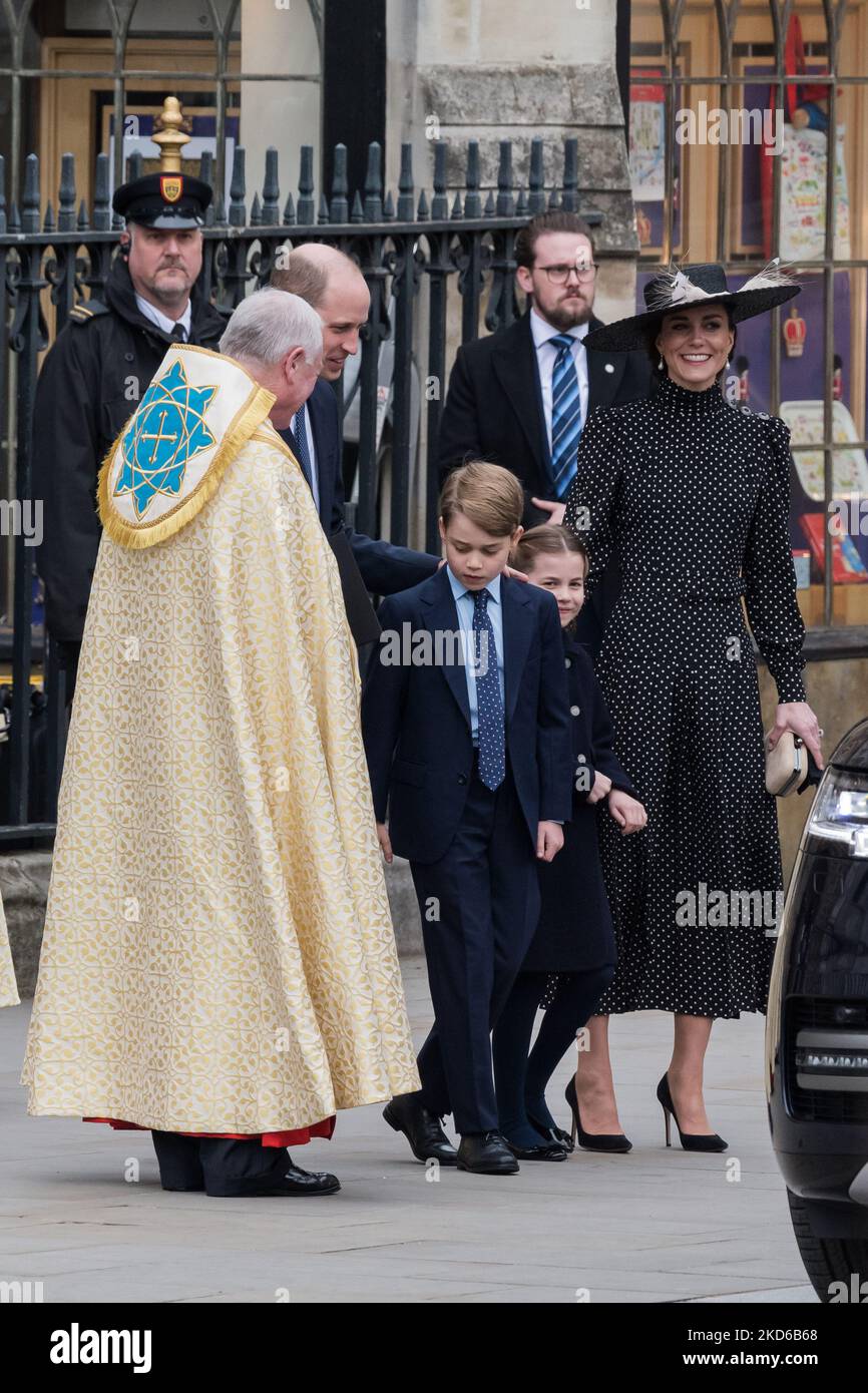 LONDRA, REGNO UNITO - 29 MARZO 2022: Il Principe William, Duca di Cambridge (2L), il Principe George di Cambridge (CL), la Principessa Charlotte di Cambridge (CR) e Catherine, Duchessa di Cambridge (R) si congedano dopo il Servizio del Ringraziamento per il Principe Filippo presso l'Abbazia di Westminster il 29 marzo 2022 a Londra, Inghilterra. Il Duca di Edimburgo, il marito della Regina di più di settant'anni, è morto il 9 aprile dello scorso anno all'età di 99 anni con il suo servizio funerario a cui hanno partecipato solo 30 persone a causa delle restrizioni di blocco di Covid-19. (Foto di Wiktor Szymanowicz/NurPhoto) Foto Stock