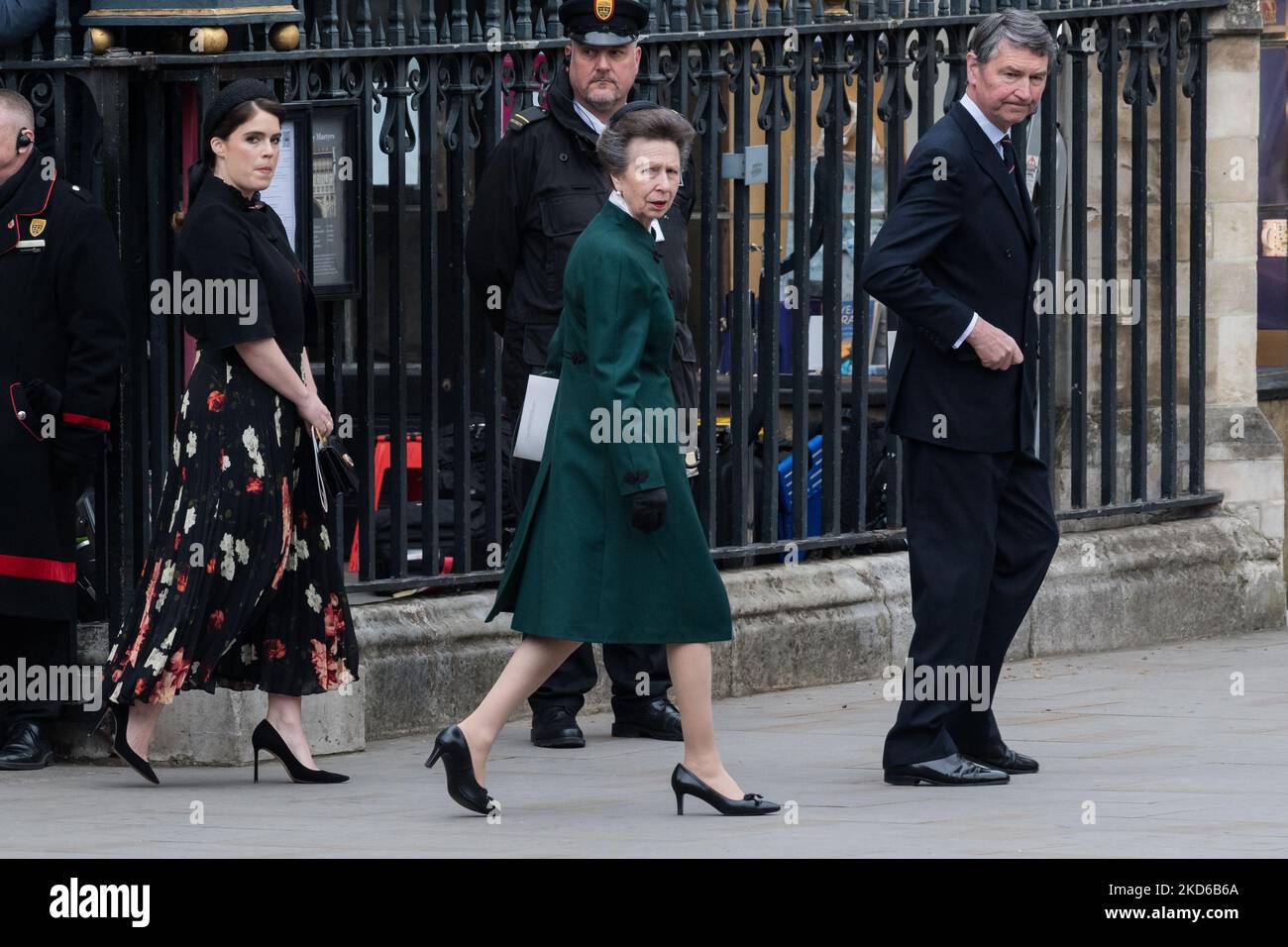 LONDRA, REGNO UNITO - 29 MARZO 2022: (L-R) la principessa Eugenie, la principessa Anne e Sir Timothy Laurence partono dopo il servizio del Ringraziamento per il principe Filippo all'Abbazia di Westminster il 29 marzo 2022 a Londra, Inghilterra. Il Duca di Edimburgo, il marito della Regina di più di settant'anni, è morto il 9 aprile dello scorso anno all'età di 99 anni con il suo servizio funerario a cui hanno partecipato solo 30 persone a causa delle restrizioni di blocco di Covid-19. (Foto di Wiktor Szymanowicz/NurPhoto) Foto Stock