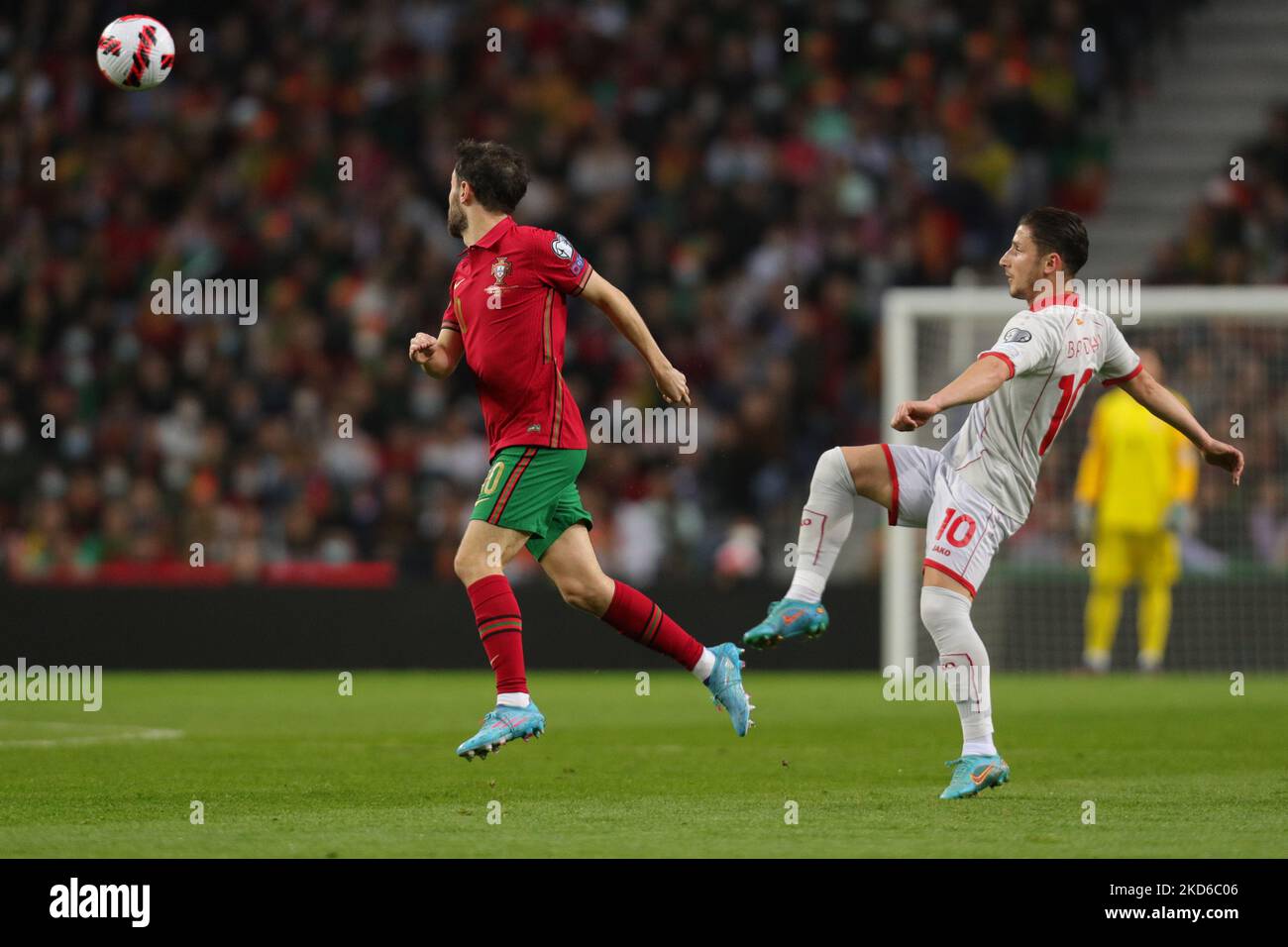 Bernardo Silva (L), centrocampista portoghese, si presenta con Enis Bardhi, centrocampista della Macedonia del Nord (R) durante la partita di calcio finale del qualificatore della Coppa del mondo FIFA 2022 tra Portogallo e Macedonia del Nord al Dragao Stadio il 29 marzo 2022 a Porto, Portogallo. (Foto di Paulo Oliveira / NurPhoto) Foto Stock