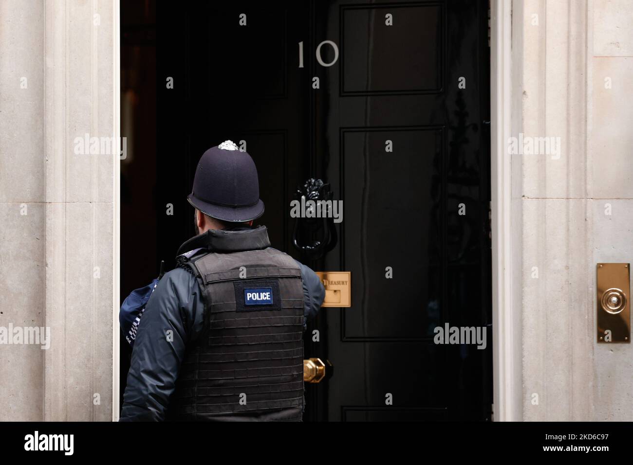 Un ufficiale di polizia attende di entrare in 10 Downing Street prima che il primo ministro britannico Boris Johnson lasci per la sua apparizione settimanale del primo ministro (PMQ) nella Camera dei Comuni a Londra, in Inghilterra, il 30 marzo 2022. La polizia metropolitana di Londra questa settimana ha annunciato che 12 persone devono essere multate come parte dell'inchiesta 'partygate' in Downing Street Lockdown radings presunto per aver violato le regole in vigore in quel momento, tra cui alcuni assistito dal primo ministro. (Foto di David Cliff/NurPhoto) Foto Stock