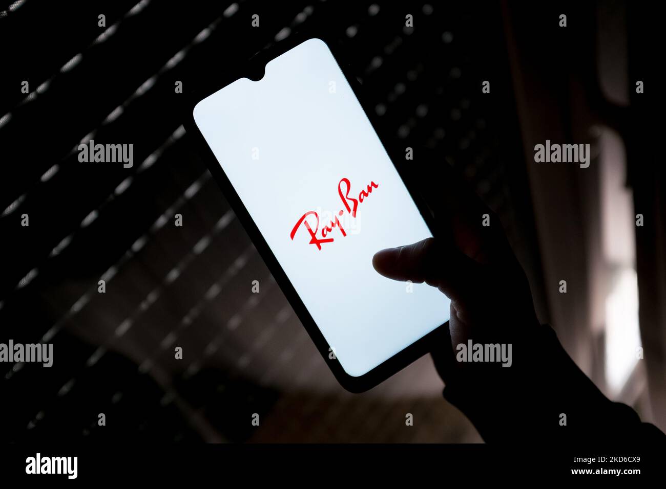 In questa foto è mostrato un logo Ray-Ban visualizzato sullo schermo di uno smartphone ad Atene, in Grecia, il 30 marzo 2022. (Foto di Nikolas Kokovlis/NurPhoto) Foto Stock