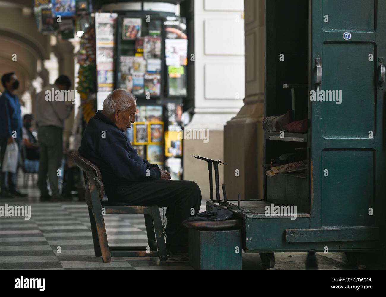 Una lucidatrice di scarpe che aspetta i clienti nel centro di Lima. Mercoledì 30 marzo 2022 a Lima, Perù. (Foto di Artur Widak/NurPhoto) Foto Stock
