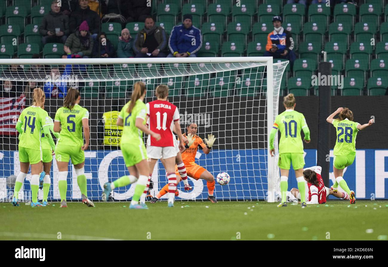 Tabea Wassmuth di VFL Wolfsburg spara durante VFL Wolfsburg vs Arsenal WFC, alla Wolkswagen Arena di Wolfsburg, Germania il 31 marzo 2022. (Foto di Ulrik Pedersen/NurPhoto) Foto Stock