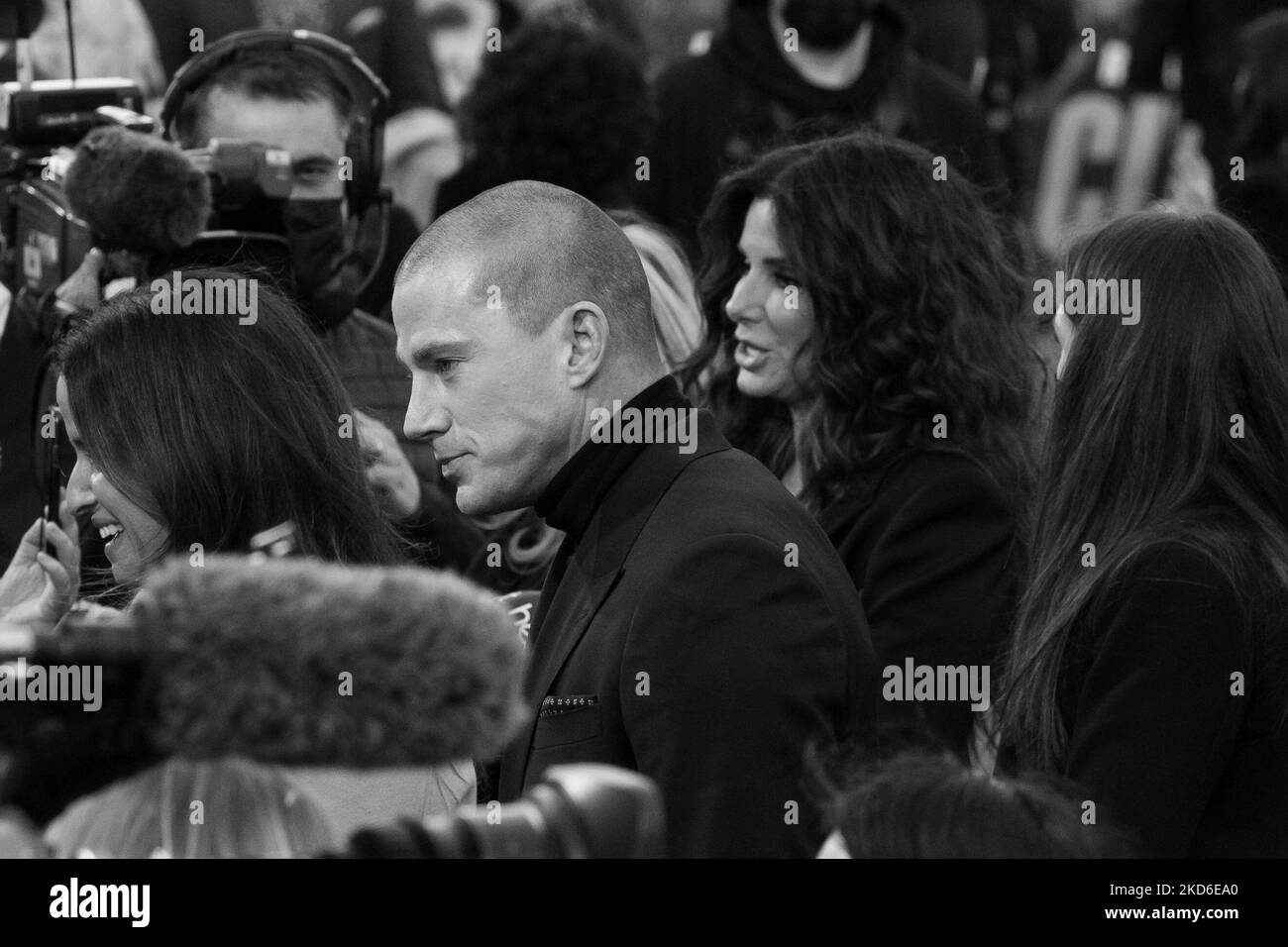 LONDRA, REGNO UNITO - 31 MARZO 2022: Channing Tatum (C) e Sandra Bullock (CR) parlano ai media mentre partecipano alla proiezione speciale di 'The Lost City' a Cineworld in Leicester Square il 31 marzo 2022 a Londra, Inghilterra. (Foto di Wiktor Szymanowicz/NurPhoto) Foto Stock