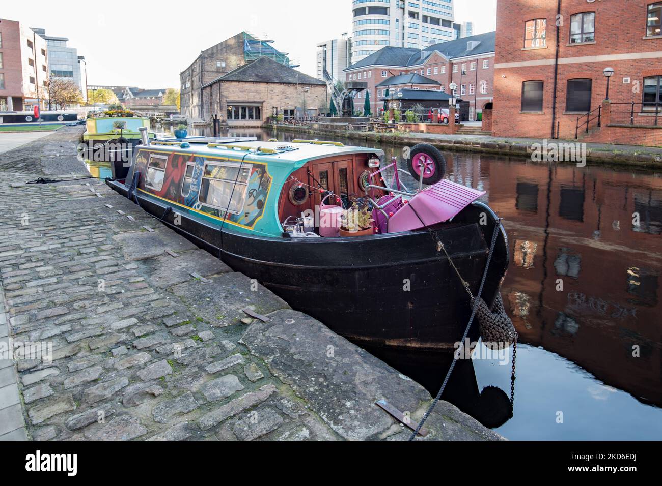 Narrowboat sul lungomare vicino a Granary Wharf, Leeds Waterfront, Leeds, West Yorkshire Foto Stock