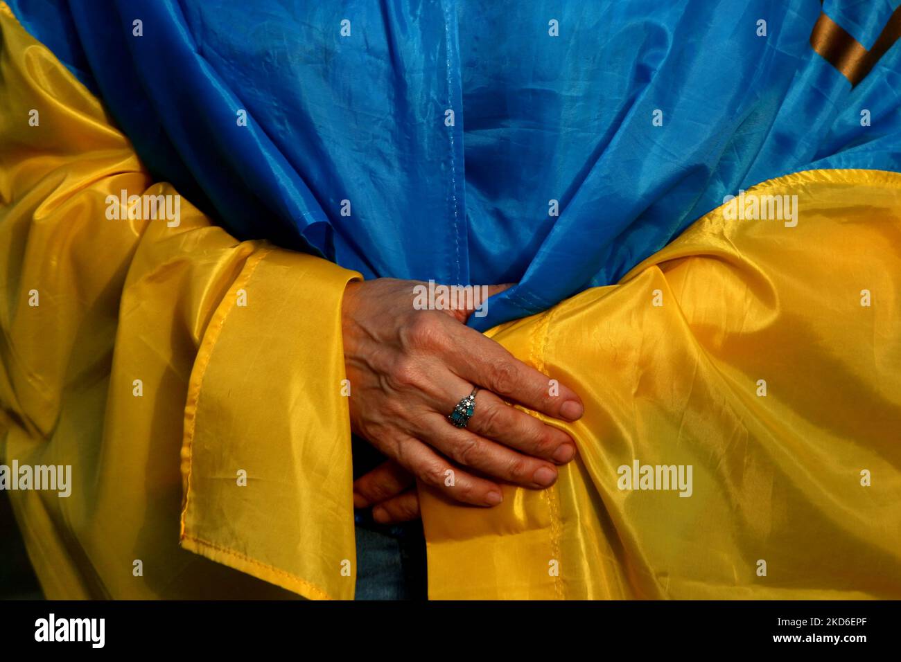 Un cittadino ucraino è avvolto nella sua bandiera nazionale mentre si riunisce durante una manifestazione per protestare contro la visita del ministro degli Esteri russo Sergei Lavrov, a Nuova Delhi, India, il 1 aprile 2022. (Foto di Mayank Makhija/NurPhoto) Foto Stock