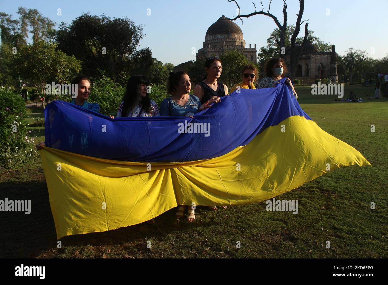 I cittadini ucraini detengono la bandiera nazionale durante una manifestazione per protestare contro la visita del ministro degli Esteri russo Sergei Lavrov, presso il Lodi Garden a Nuova Delhi, India, il 1 aprile 2022. (Foto di Mayank Makhija/NurPhoto) Foto Stock